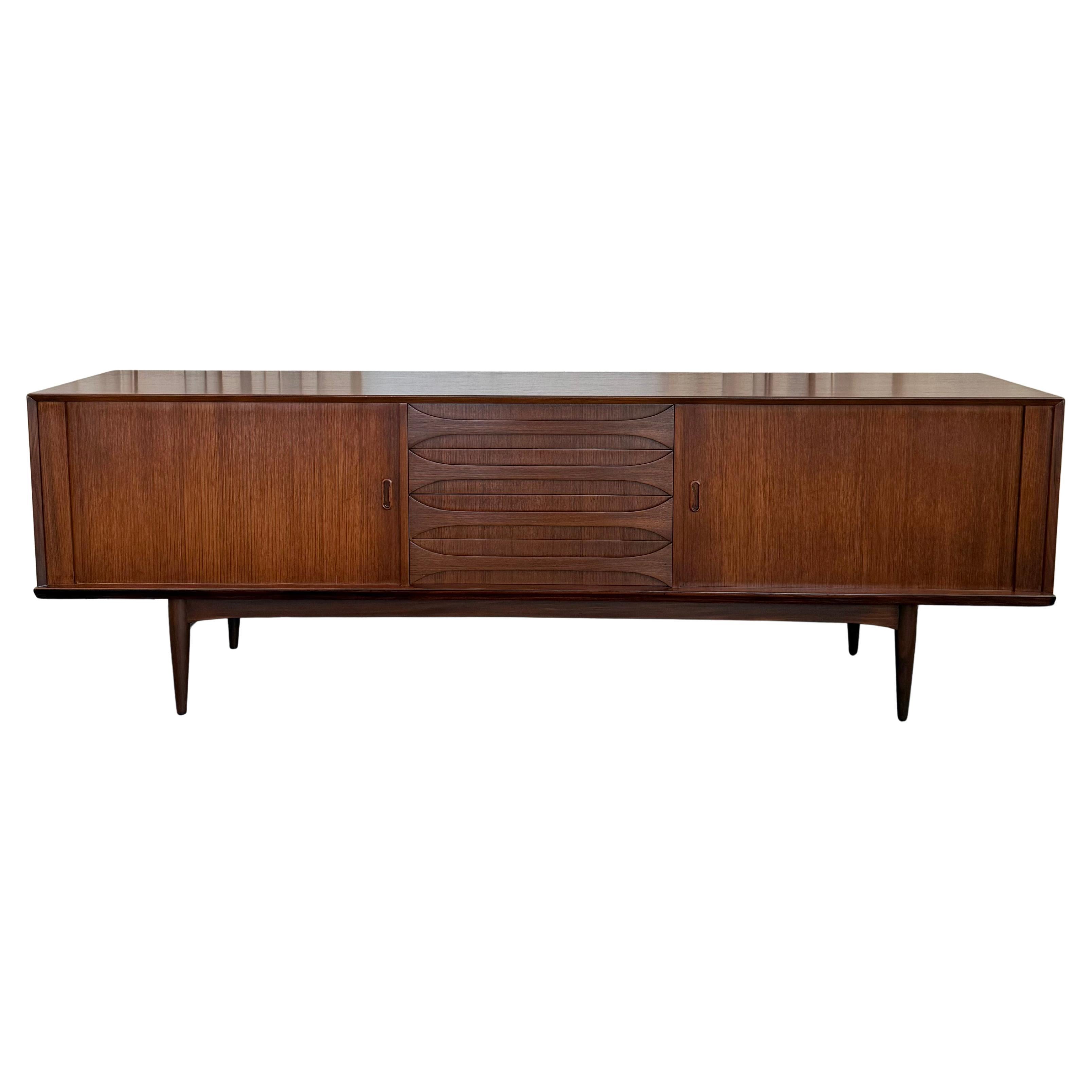 Buffet crédence en teck moderne belge du milieu du siècle par Oswald Vermaercke, V-Form en vente