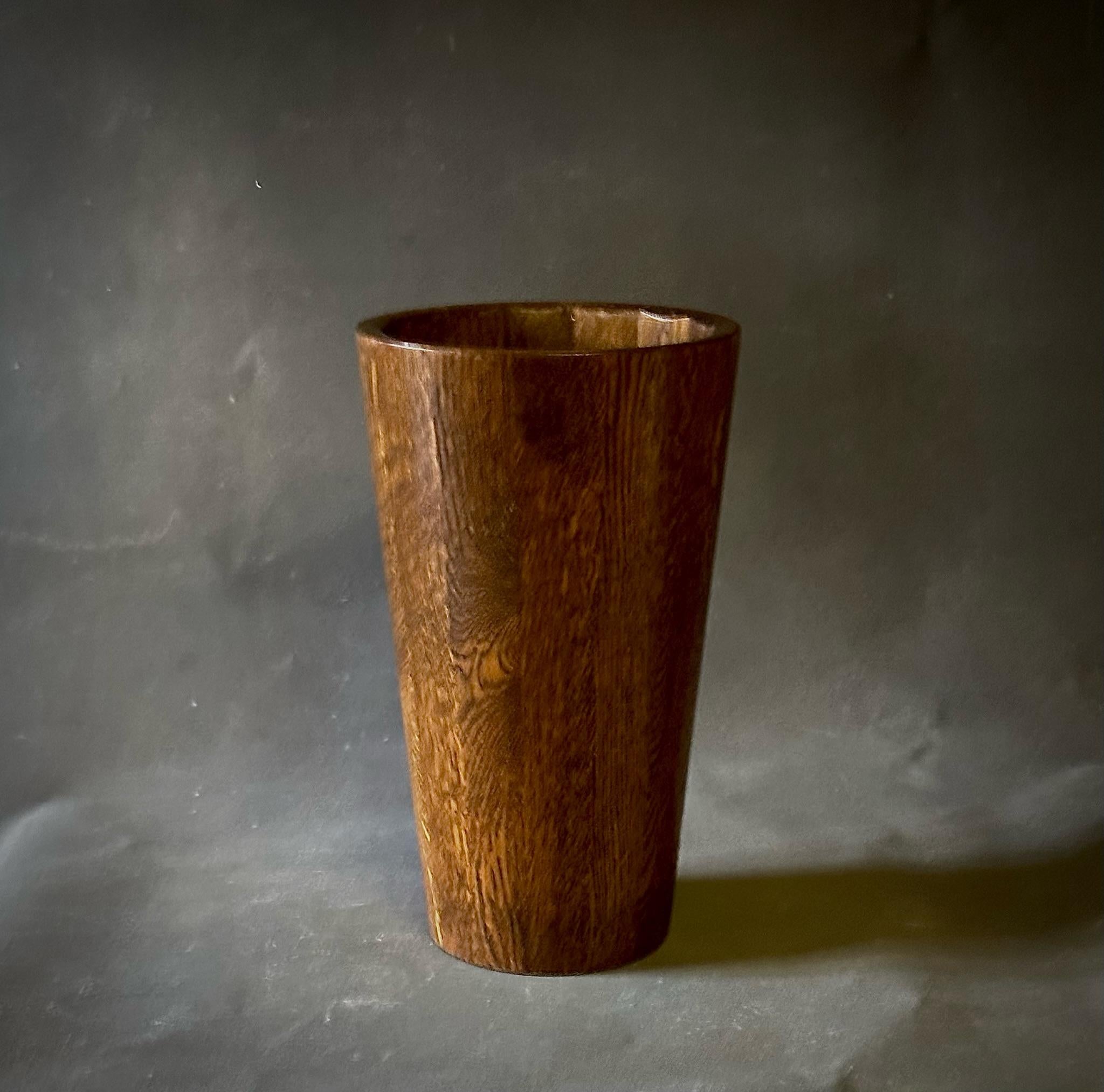 Belgian midcentury wooden umbrella stand or waste bin with a simple, cylindrical shape. Warm and understated.

Belgium, circa 1940.

Dimensions: 11 W x 11 D x 18 H.