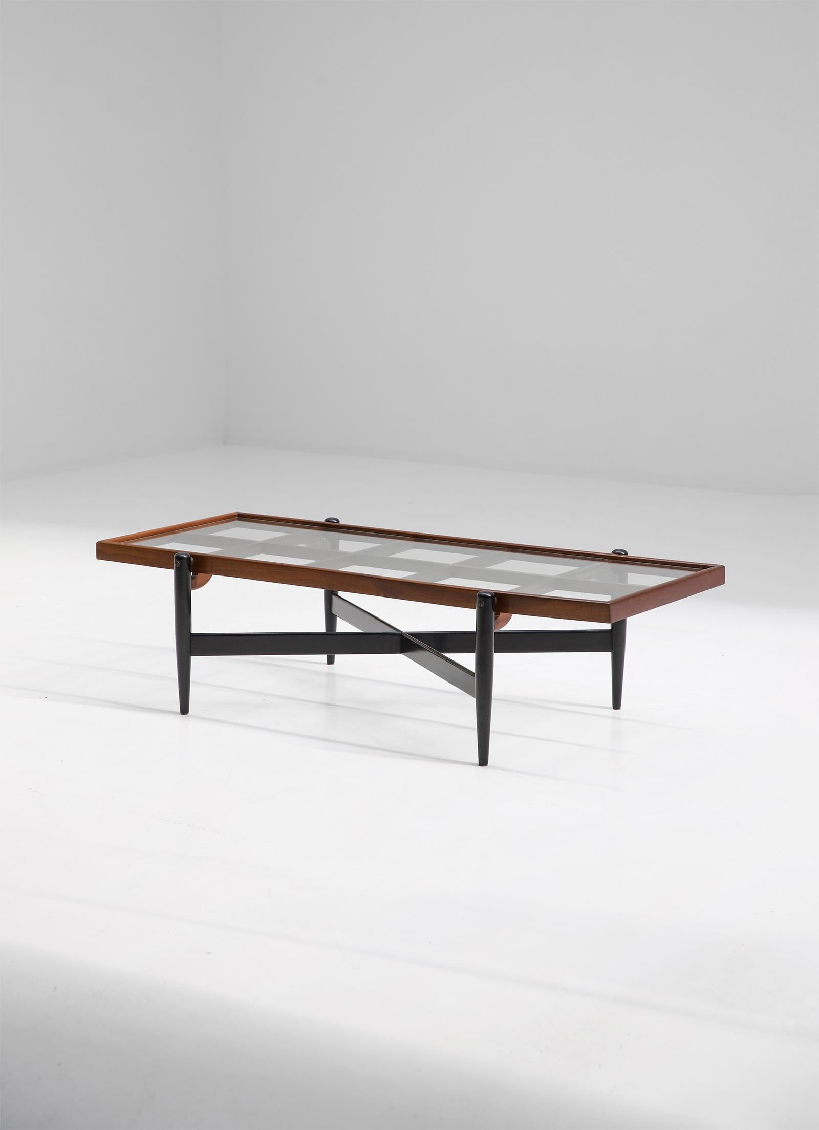 Teak, black lacquer, glass, brass Belgian modern 1950s coffee table

1950s coffee table with a lattice construction holding on top a clear glass. The openwork of the frame brings weightlessness to the design. 4 black lacquered legs are holding the