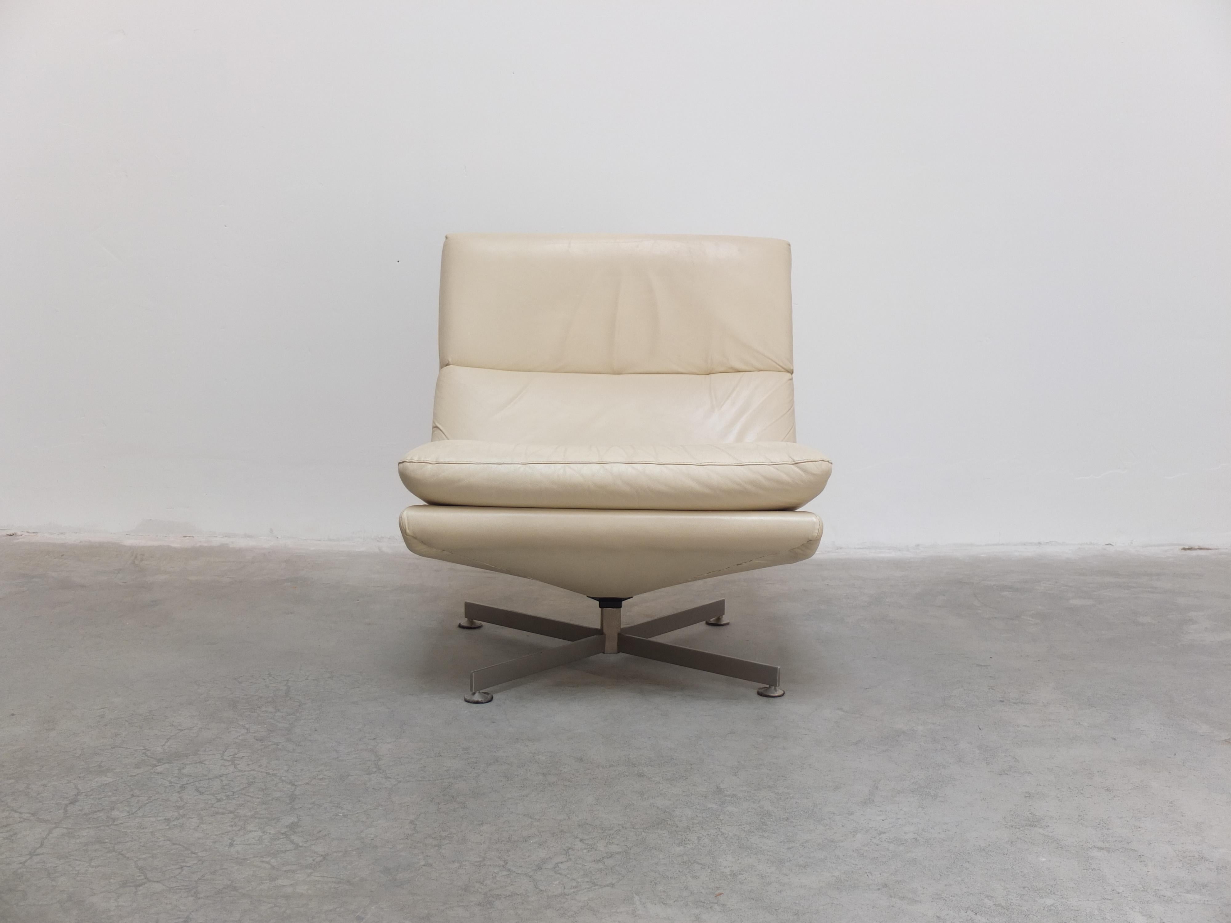 A rare Belgian modernist lounge chair designed by Georges Van Rijck for Beaufort during the 1960s. Featuring a slim metal star-shaped base with a practical swivel function. All chairs are professionally reupholstered with a high quality