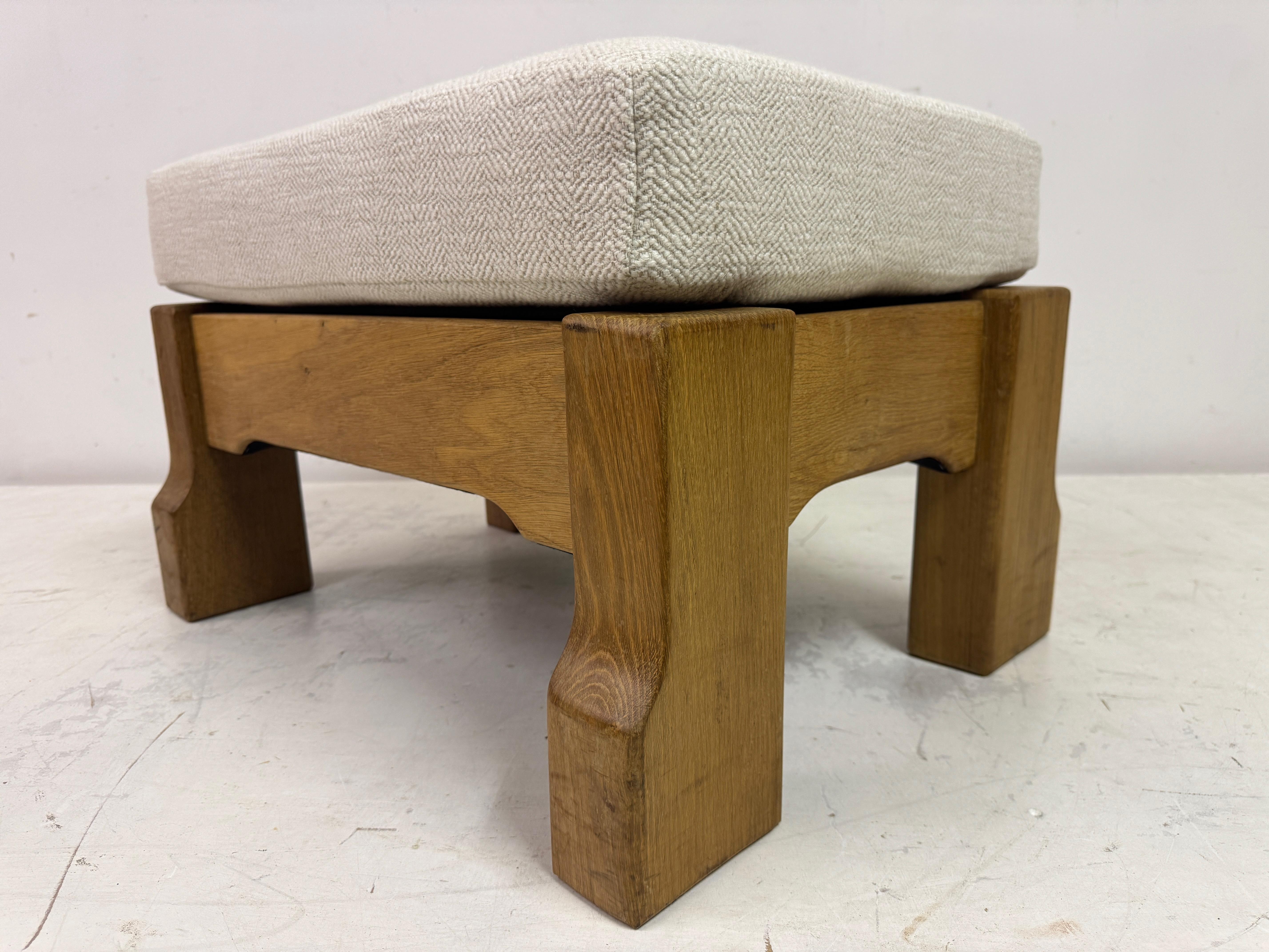 Hocker aus belgischer Eiche von De Puydt in neutralem Stoff im Angebot 3