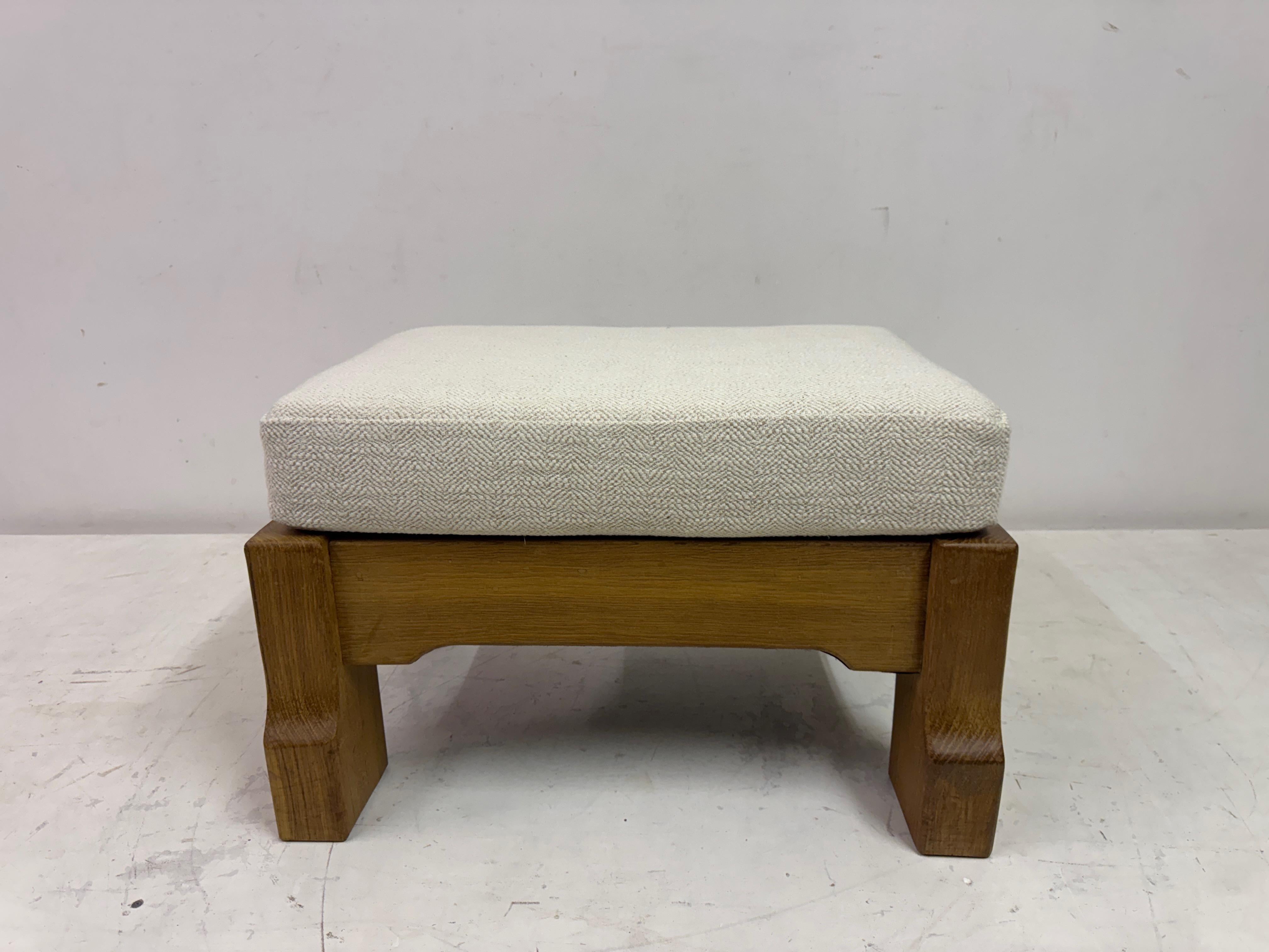 Hocker aus belgischer Eiche von De Puydt in neutralem Stoff im Angebot 4