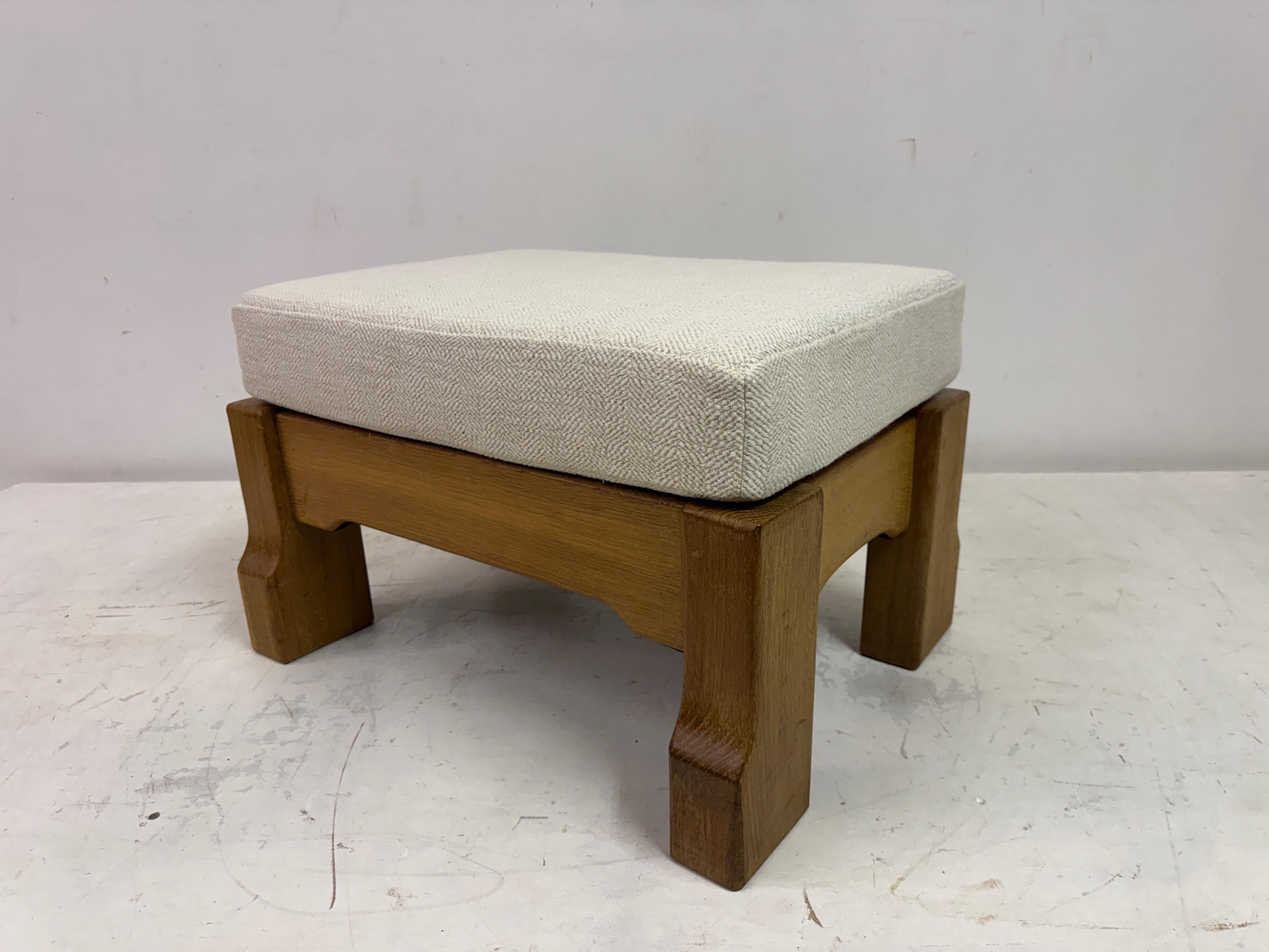 Hocker aus belgischer Eiche von De Puydt in neutralem Stoff im Angebot 5
