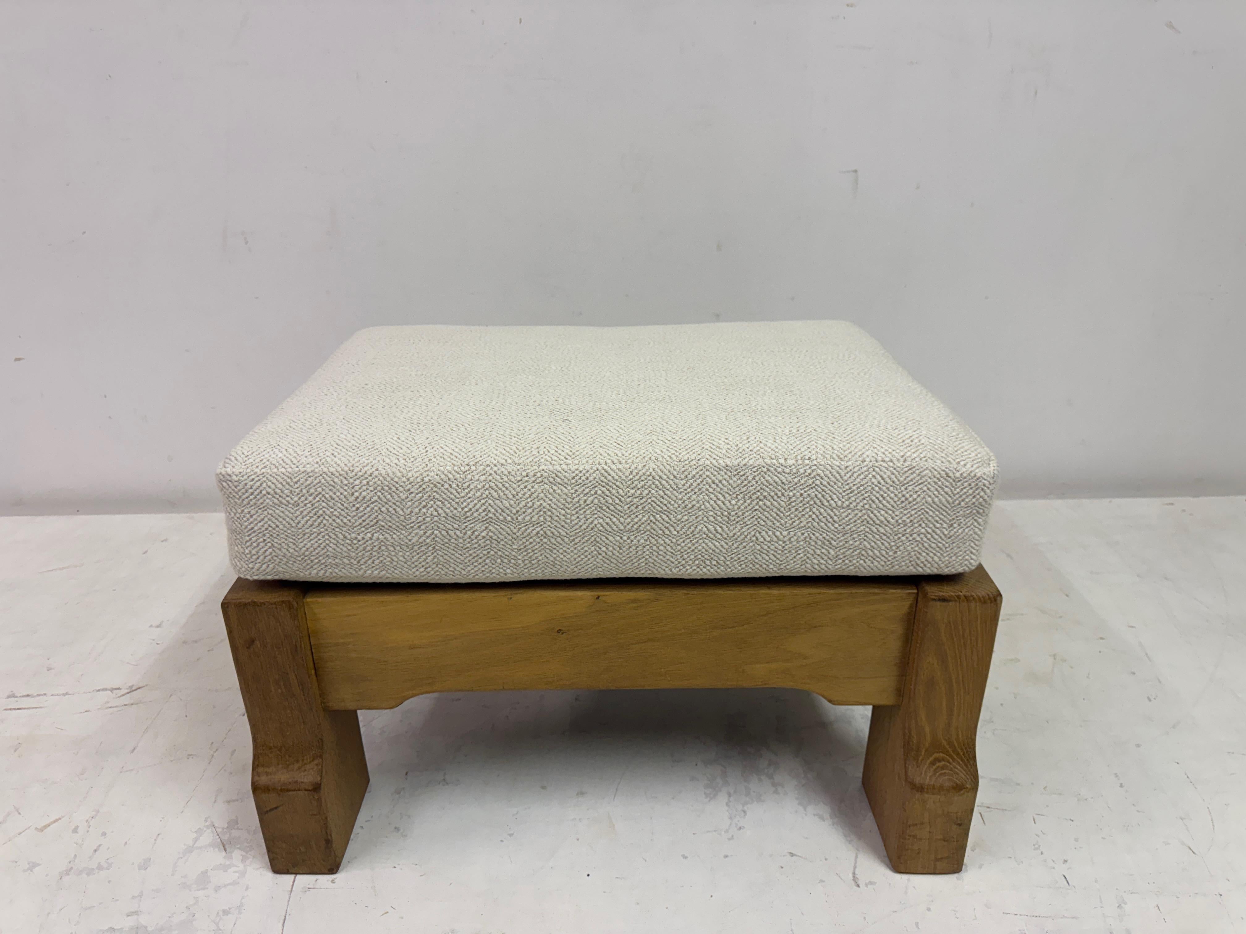 Hocker aus belgischer Eiche von De Puydt in neutralem Stoff (Moderne der Mitte des Jahrhunderts) im Angebot
