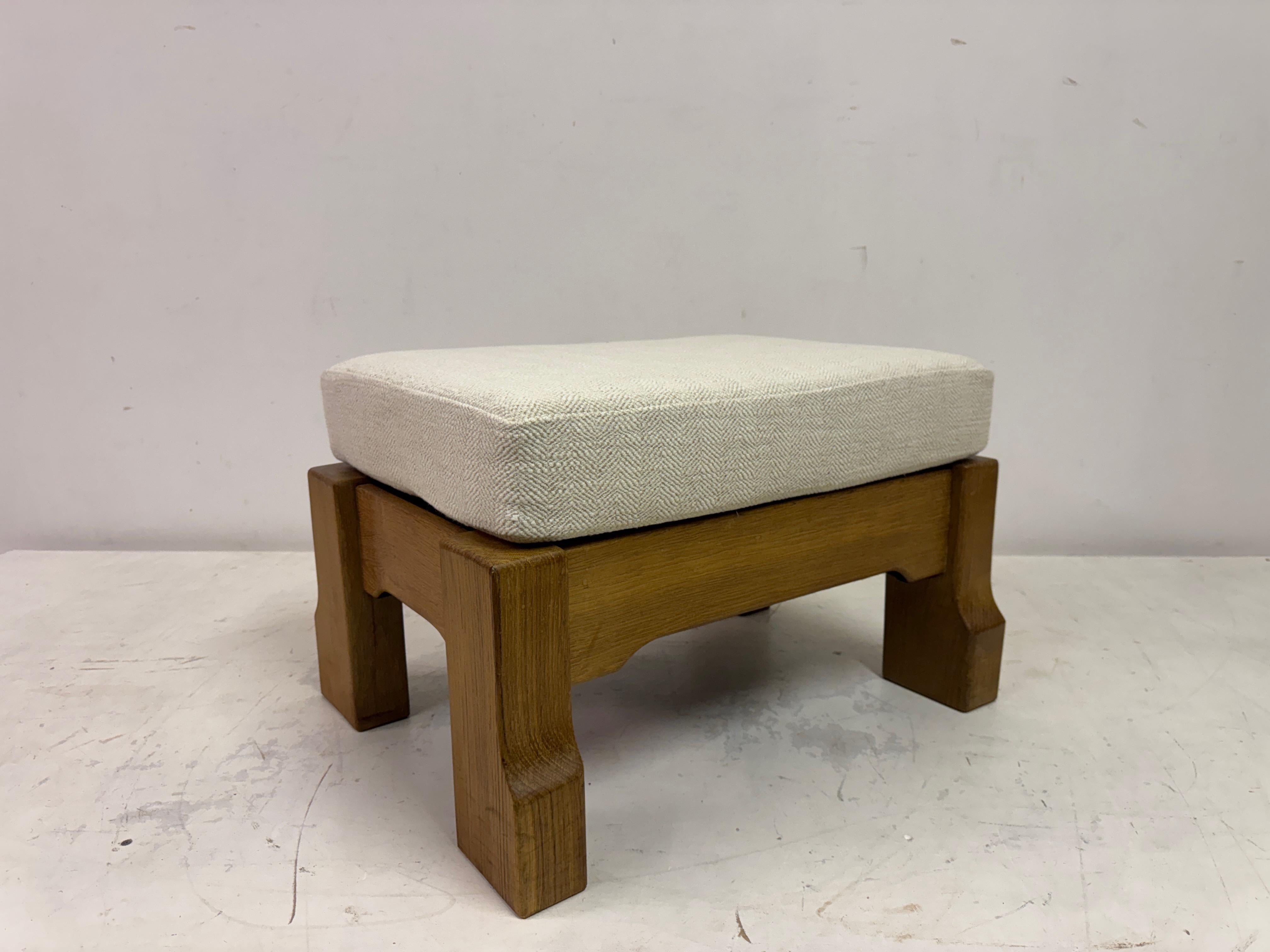 Hocker aus belgischer Eiche von De Puydt in neutralem Stoff (Eichenholz) im Angebot