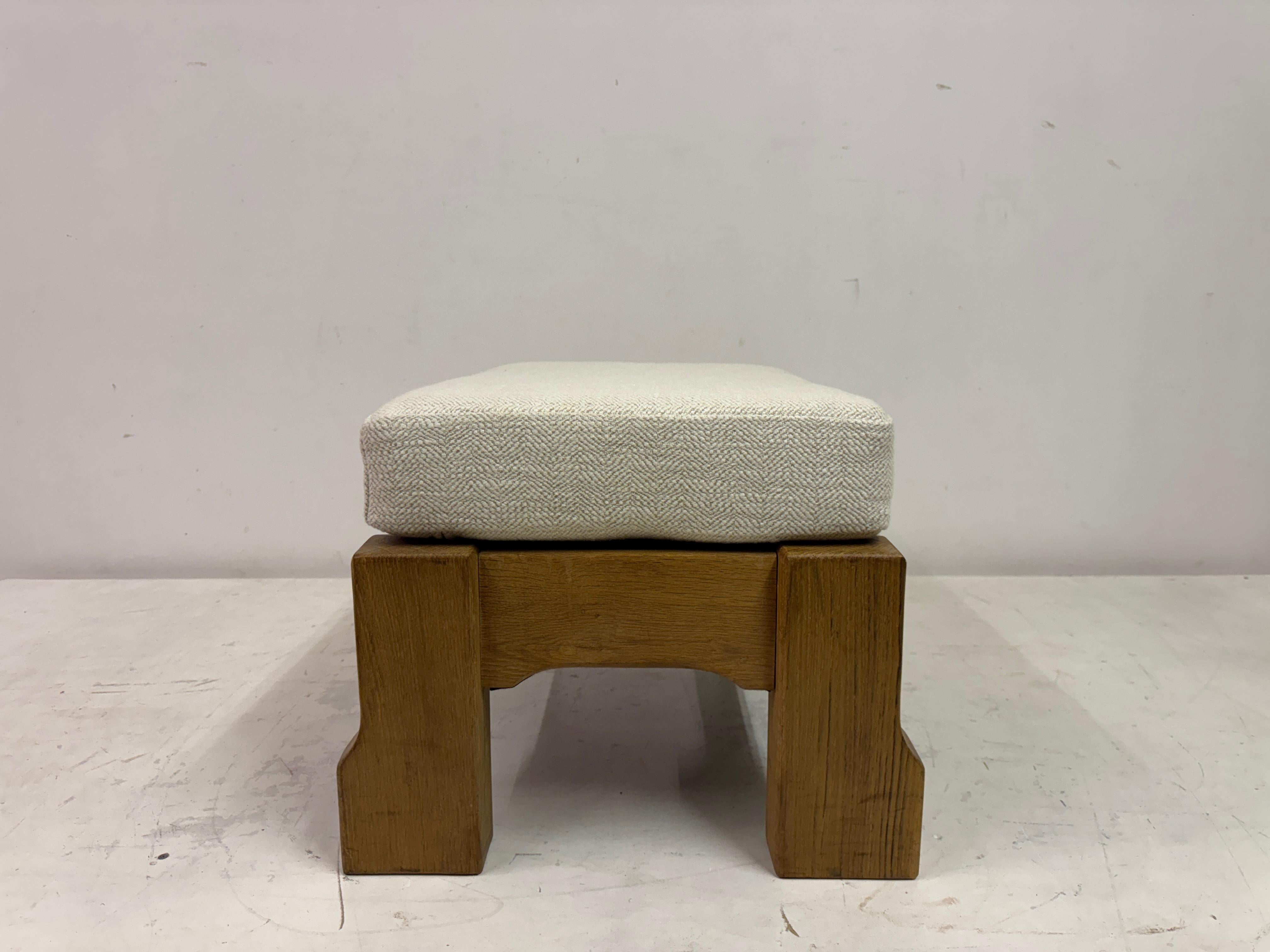Hocker aus belgischer Eiche von De Puydt in neutralem Stoff im Angebot 1
