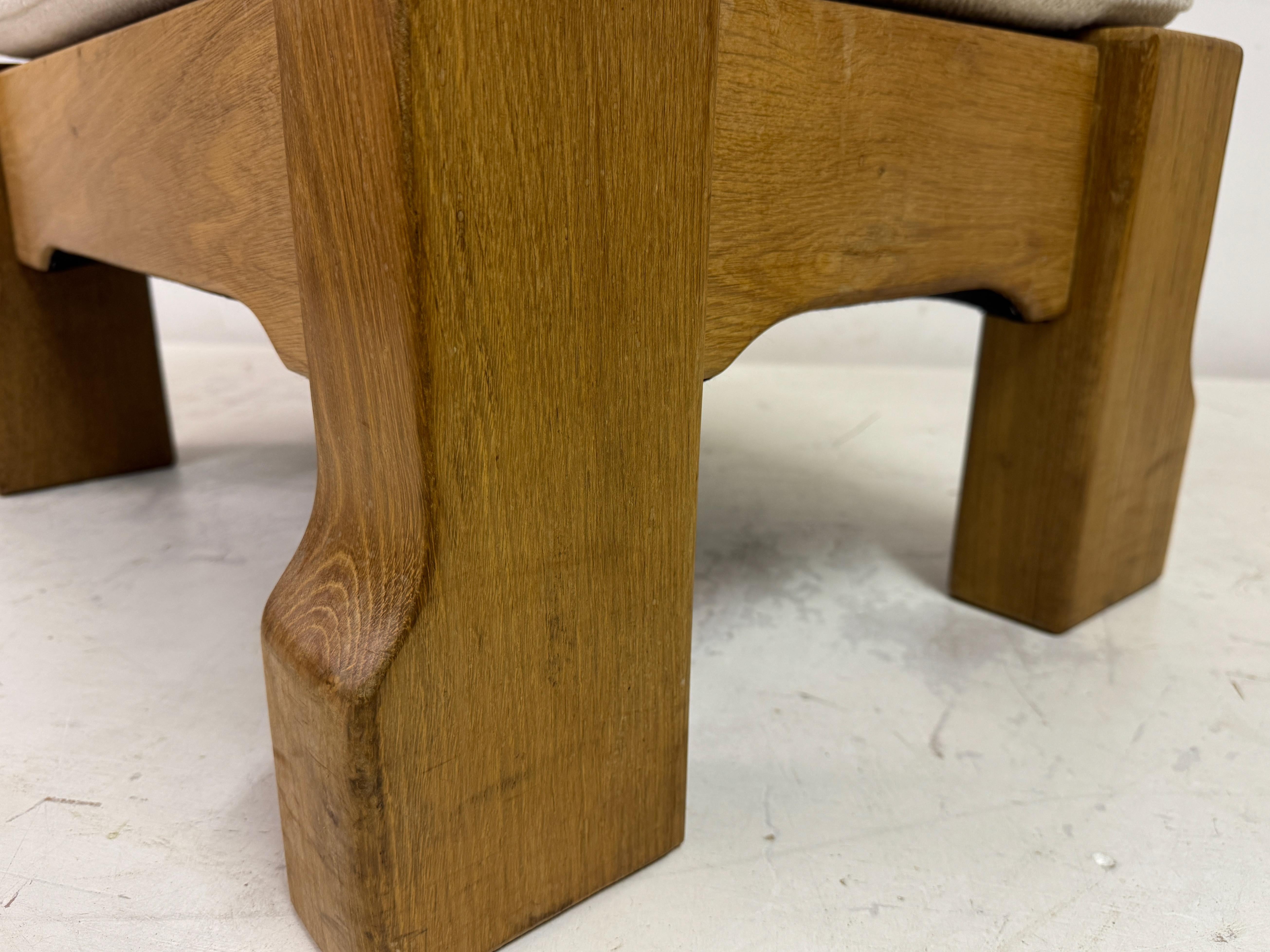 Hocker aus belgischer Eiche von De Puydt in neutralem Stoff im Angebot 2