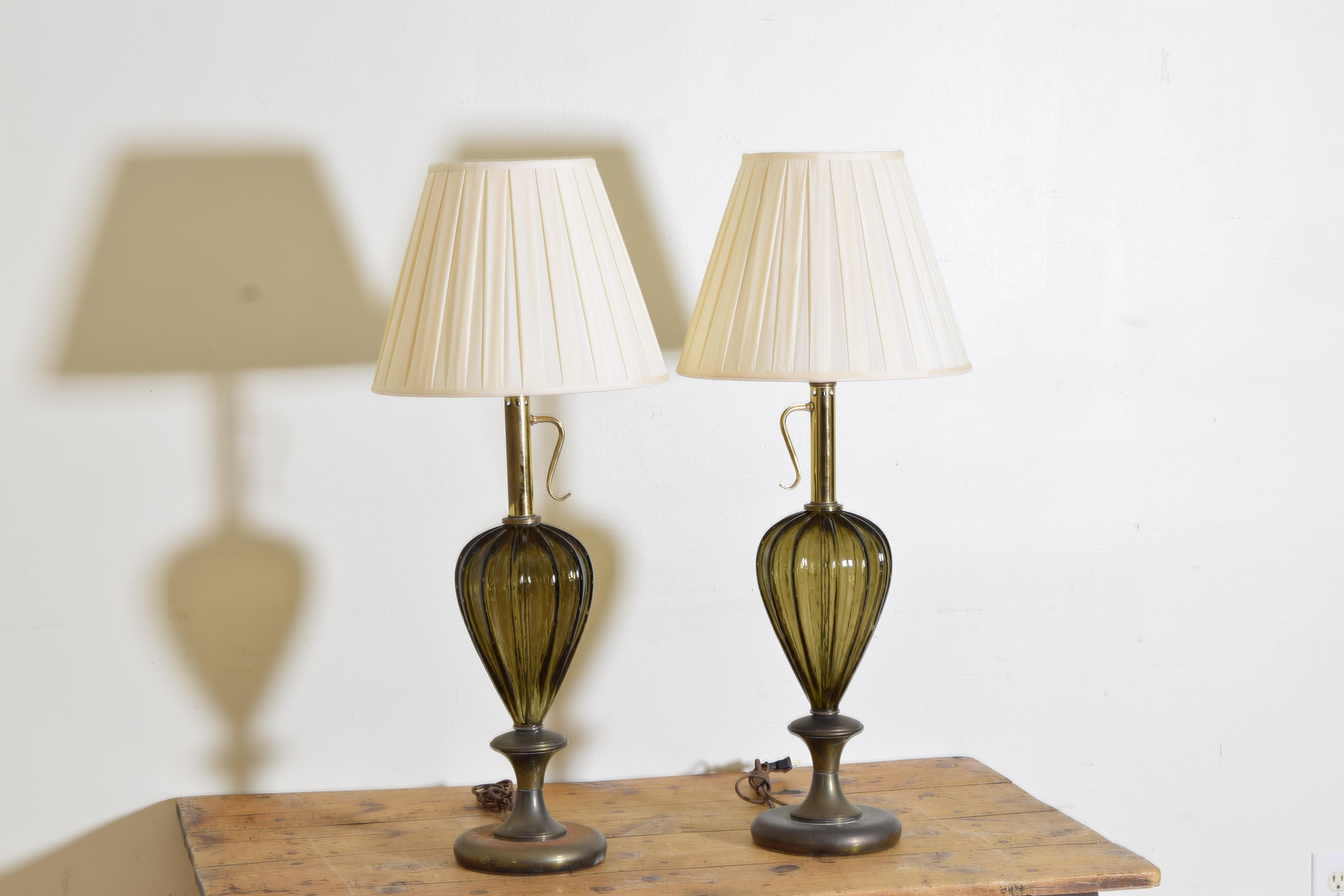 Néo-classique Paire de grandes lampes belges en verre soufflé ambre, 1ère moitié du 20e siècle en vente