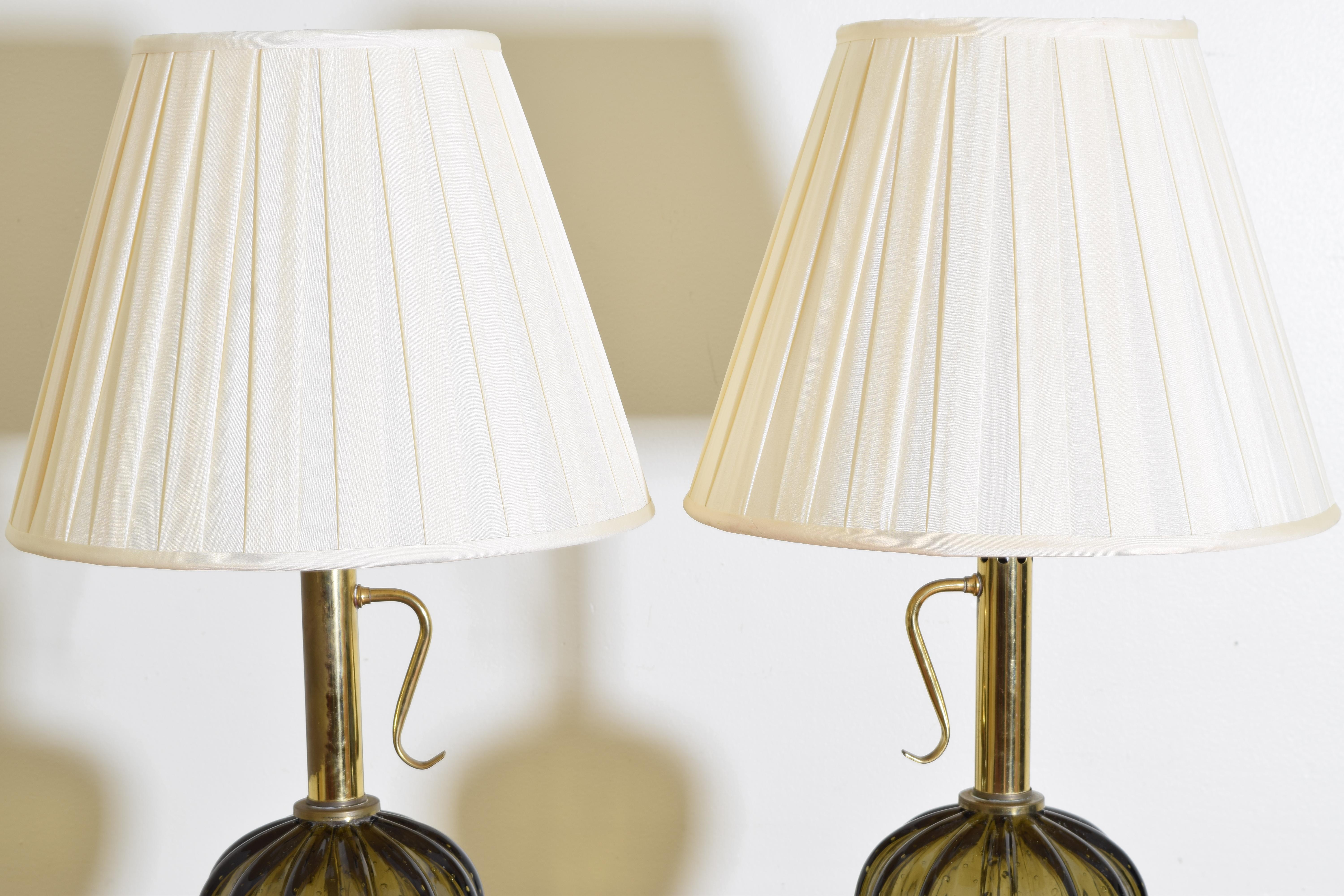 Belge Paire de grandes lampes belges en verre soufflé ambre, 1ère moitié du 20e siècle en vente
