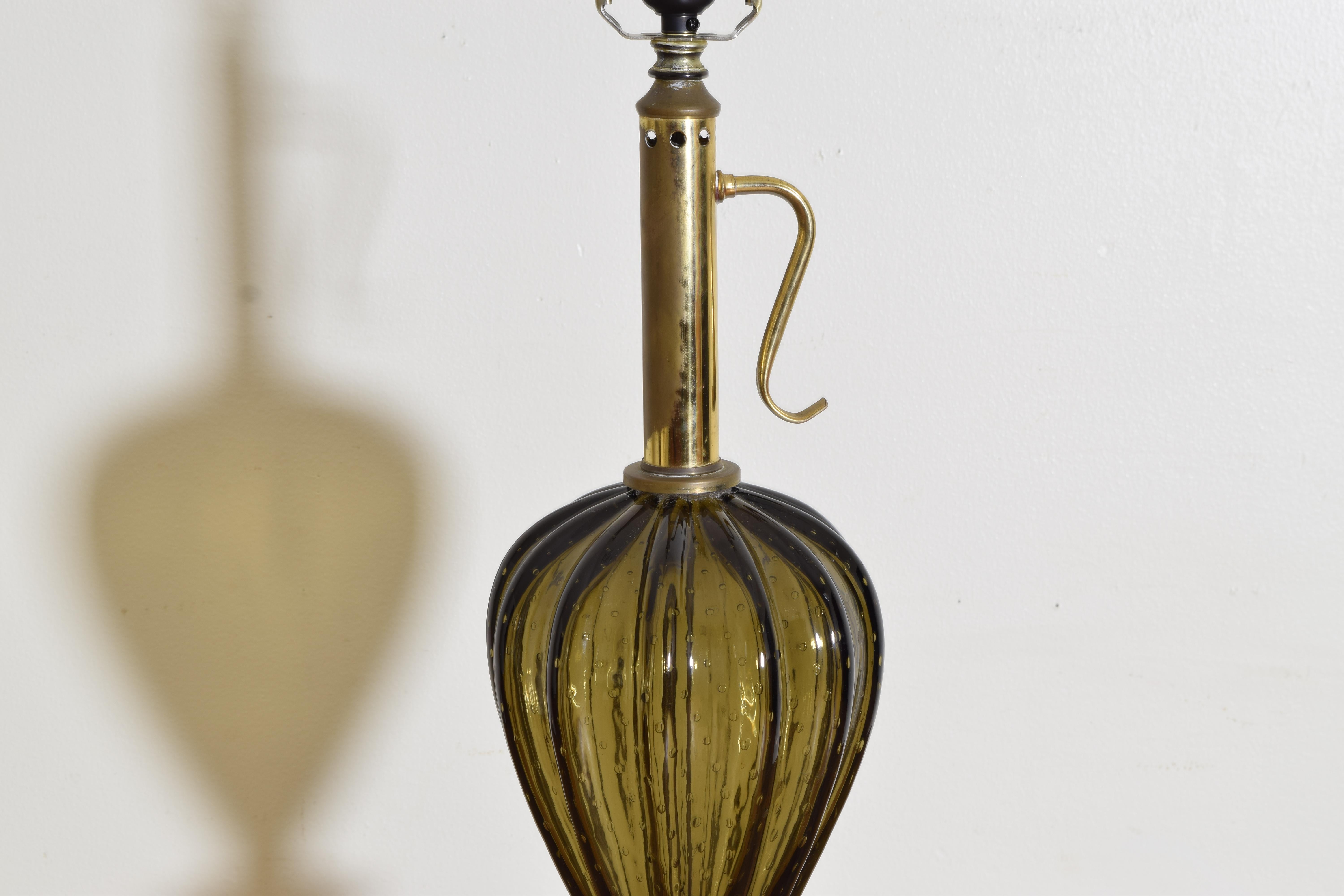 Paire de grandes lampes belges en verre soufflé ambre, 1ère moitié du 20e siècle Bon état - En vente à Atlanta, GA