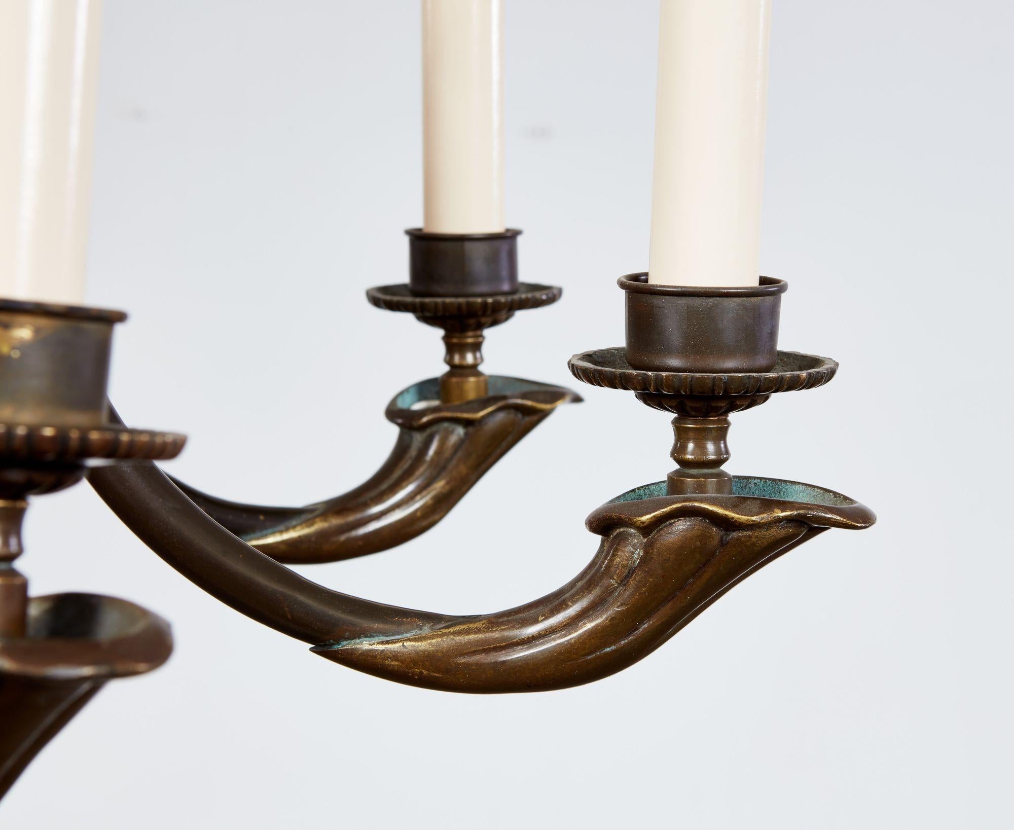 Patinato Lampadario belga in bronzo patinato in vendita