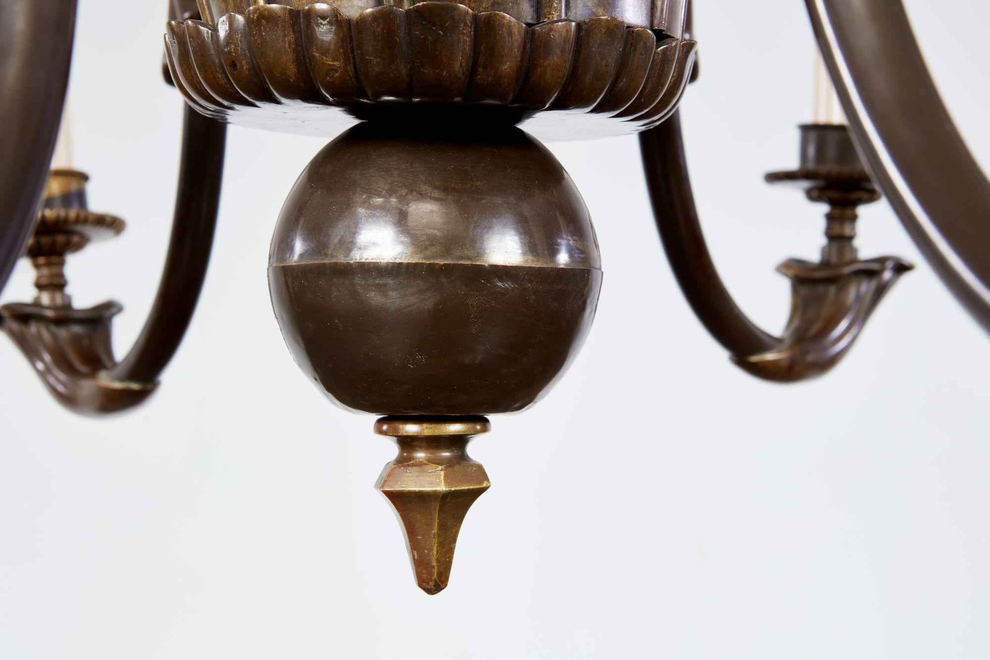 Metà XX secolo Lampadario belga in bronzo patinato in vendita