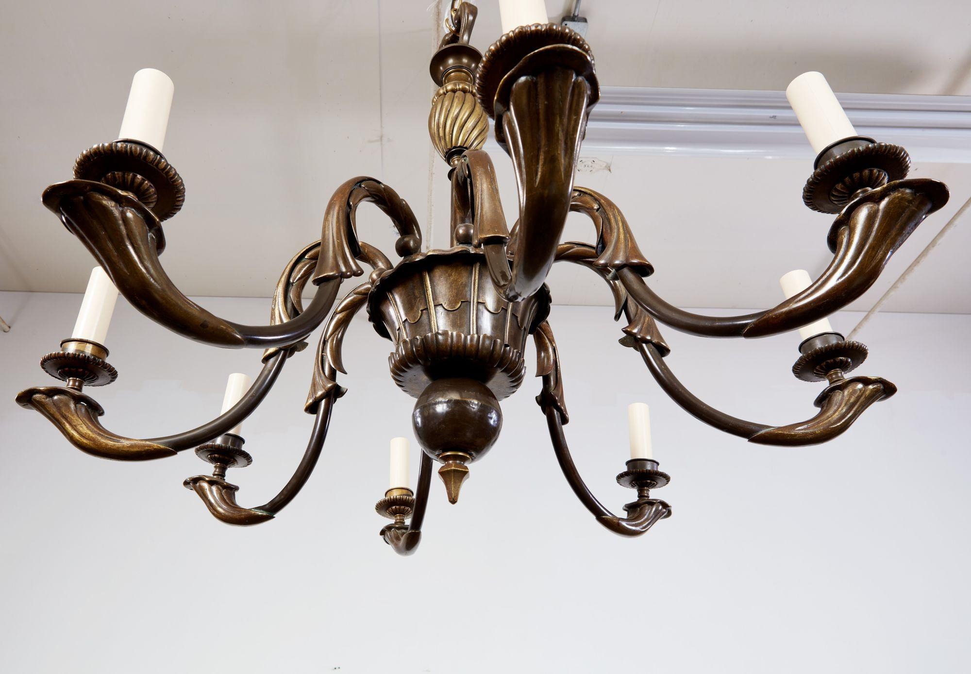 Bronzo Lampadario belga in bronzo patinato in vendita
