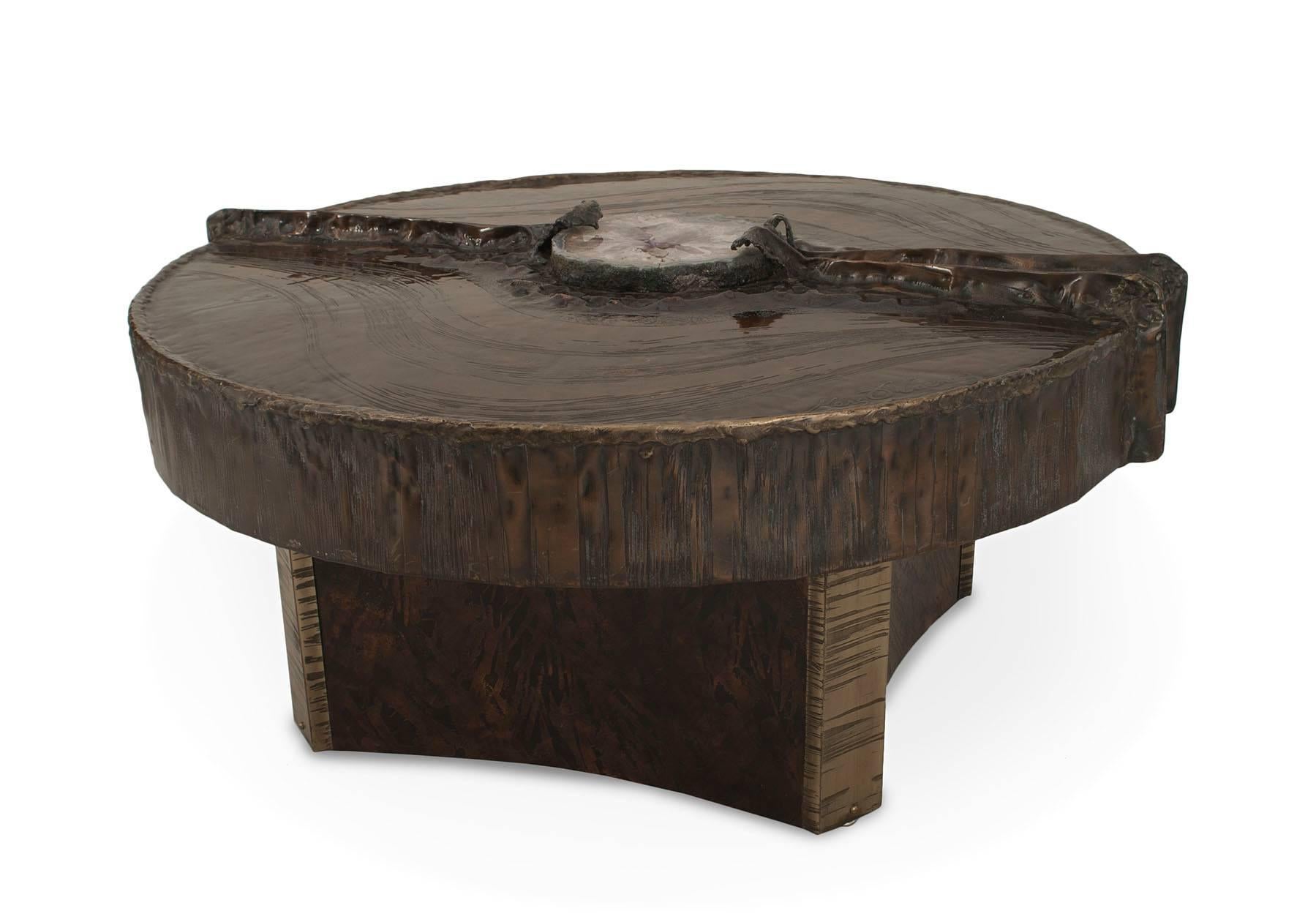 Table basse ronde sculpturale en cuivre coulé avec pierre de quartz insérée sur une base en cuivre et laiton (par MARC D'HAENS)
