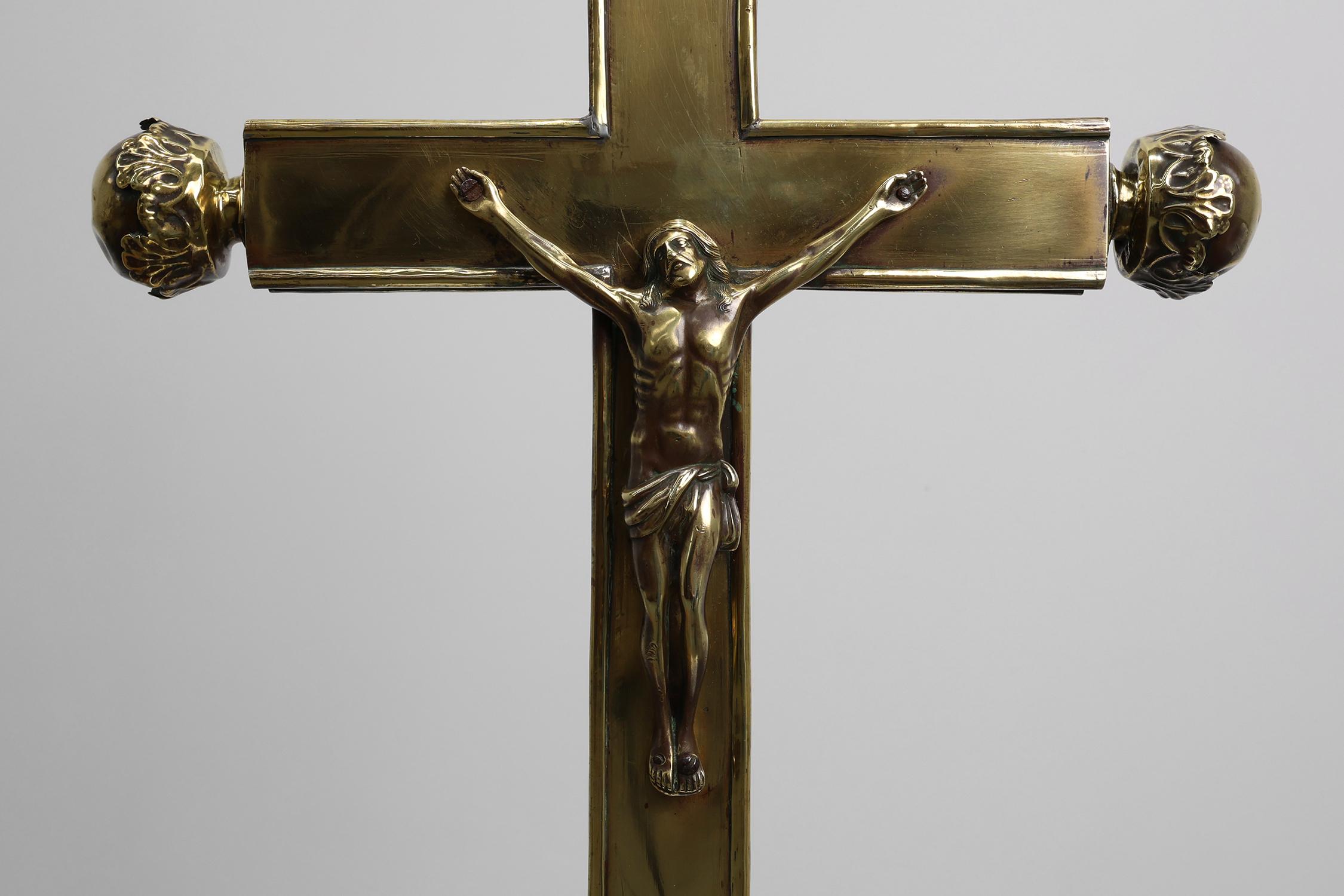 Baroque Crucifix de procession belge sur piédestal, 16e siècle en vente