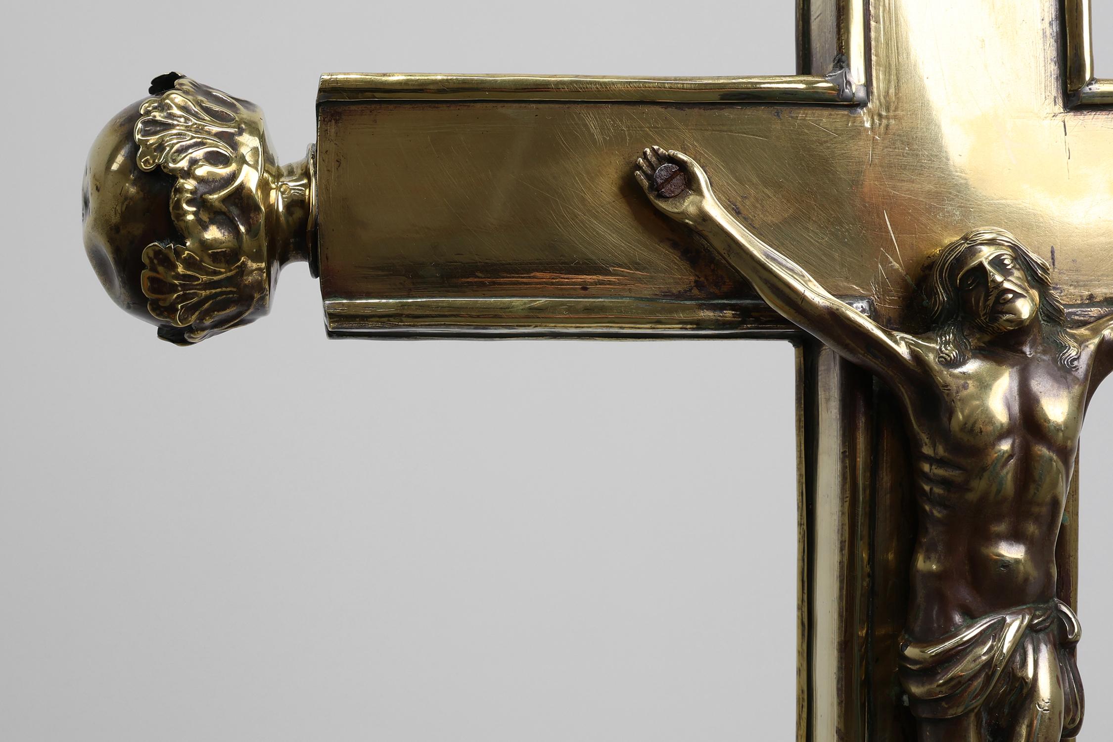 Belge Crucifix de procession belge sur piédestal, 16e siècle en vente