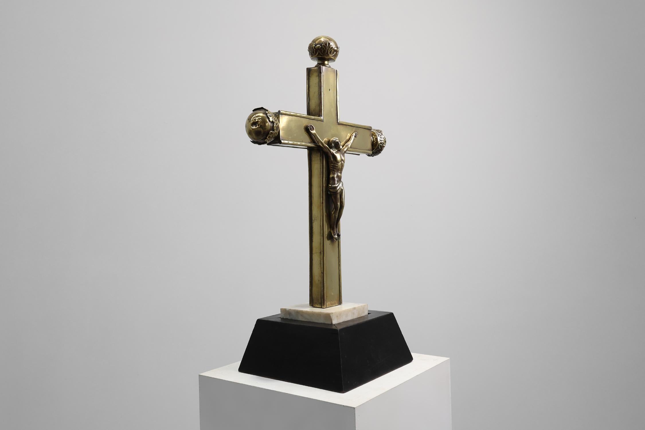 Fait main Crucifix de procession belge sur piédestal, 16e siècle en vente