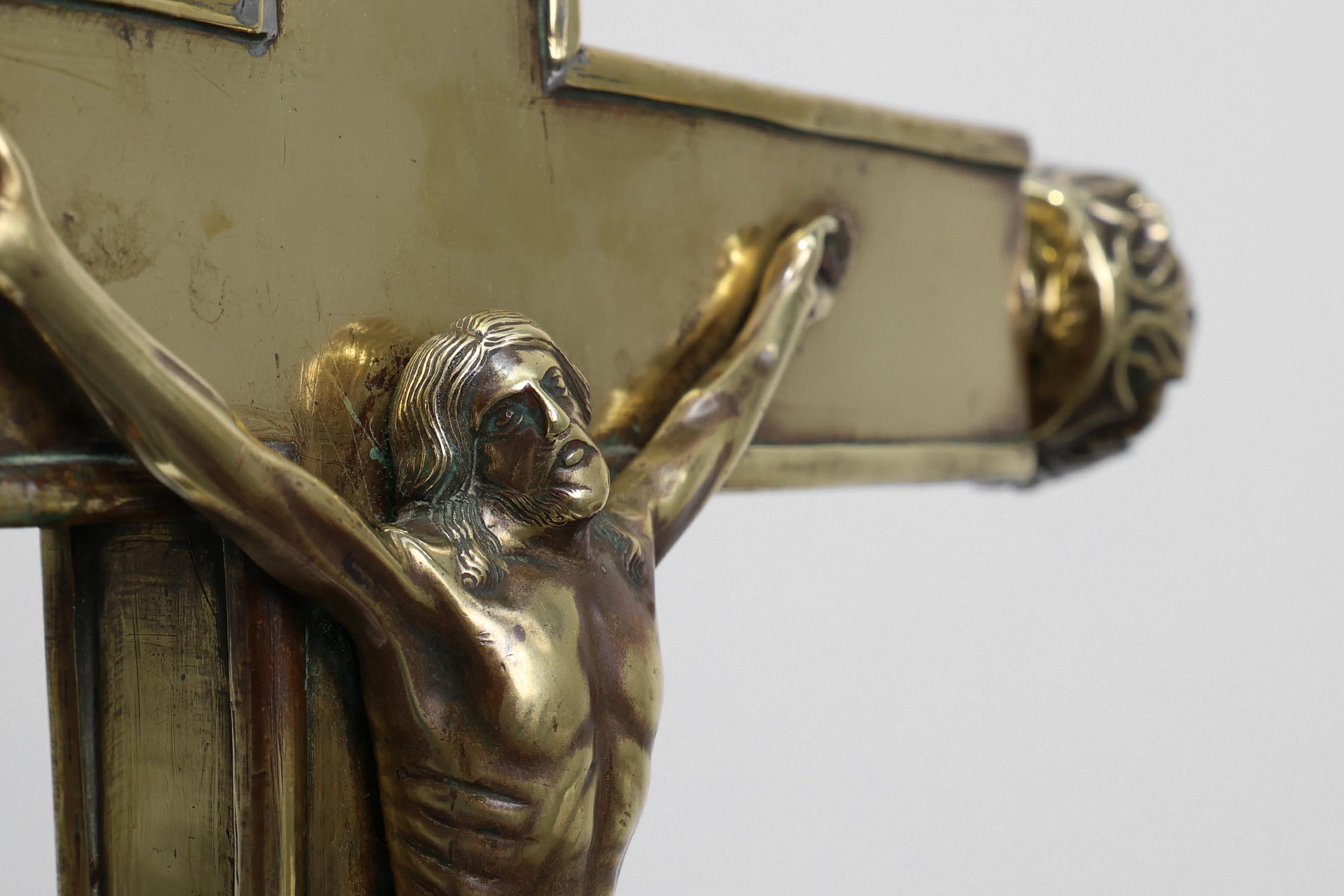 Crucifix de procession belge sur piédestal, 16e siècle Bon état - En vente à Meulebeke, BE