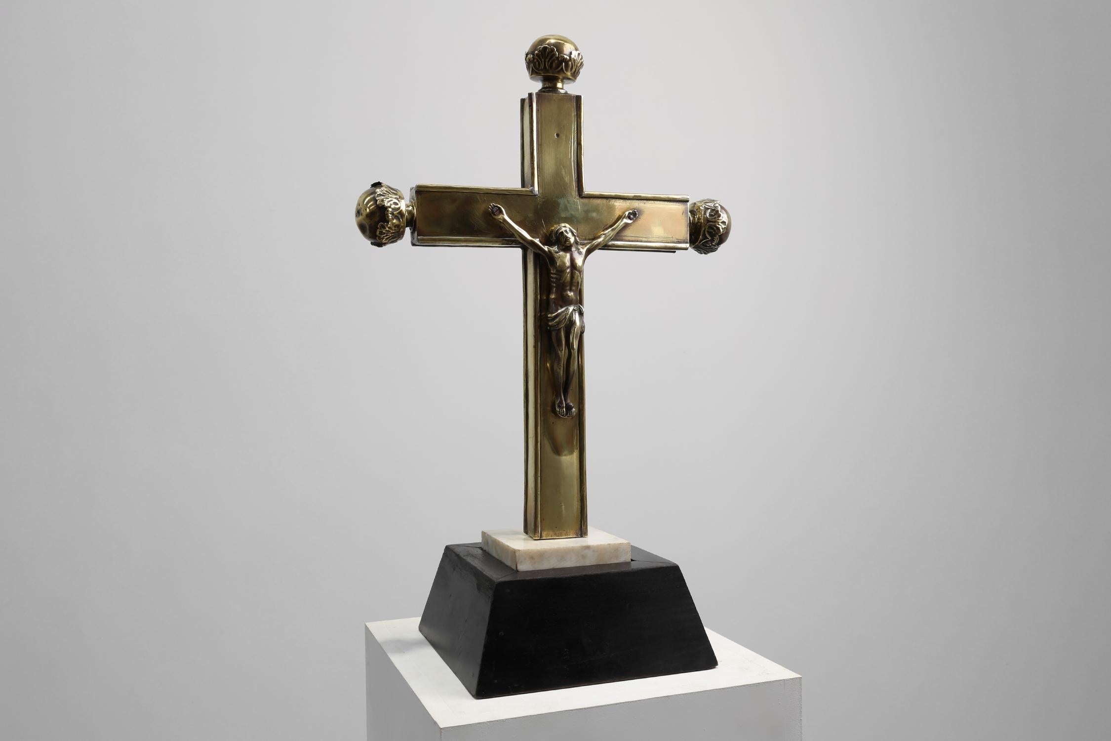 XVIIIe siècle et antérieur Crucifix de procession belge sur piédestal, 16e siècle en vente