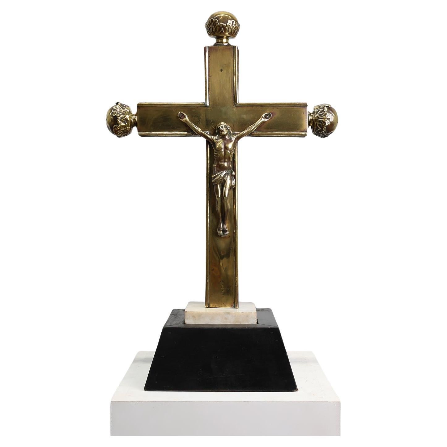 Crucifix de procession belge sur piédestal, 16e siècle en vente