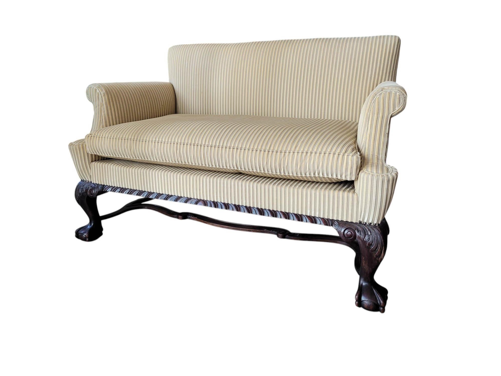 Divano belga Queen Anne-Chippendale Revival,  Fine del XIX/inizio del XX secolo In condizioni buone in vendita a North Palm Beach, FL