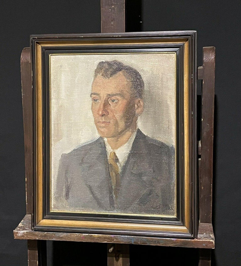 1940's BELGIAN POST-IMPRESSIONIST SIGNED OIL - PORTRAIT OF MAN IN JACKET & TIE - Brown Portrait Painting by Belgian School