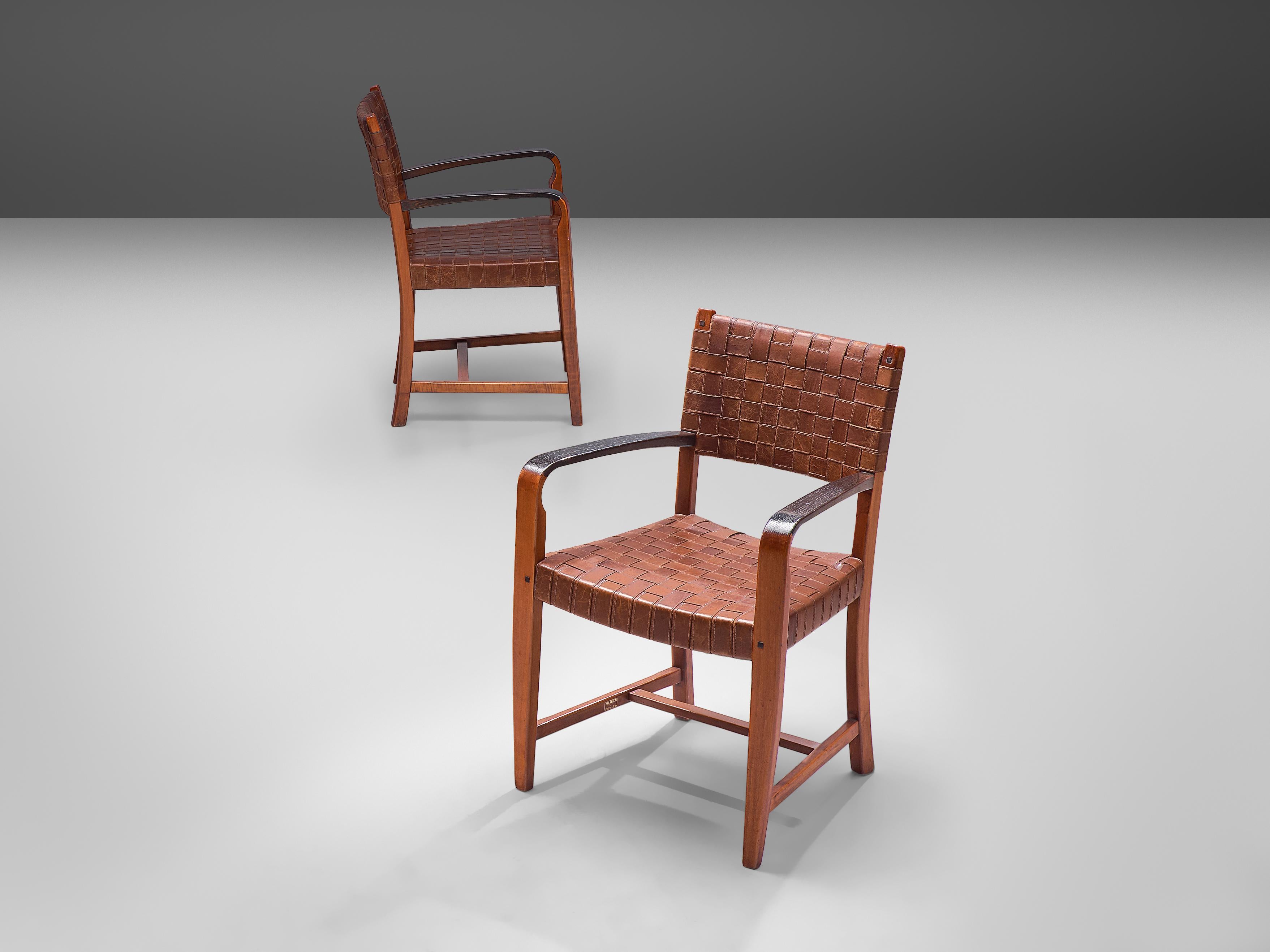 Frits Schuitema pour Shakers Furniture by Schuitema en Zonen, paire de fauteuils modèle 1130, bois teinté, cuir, Belgique, années 1970.

Une belle paire de chaises de salle à manger du milieu du siècle par le designer et fabricant de meubles belge