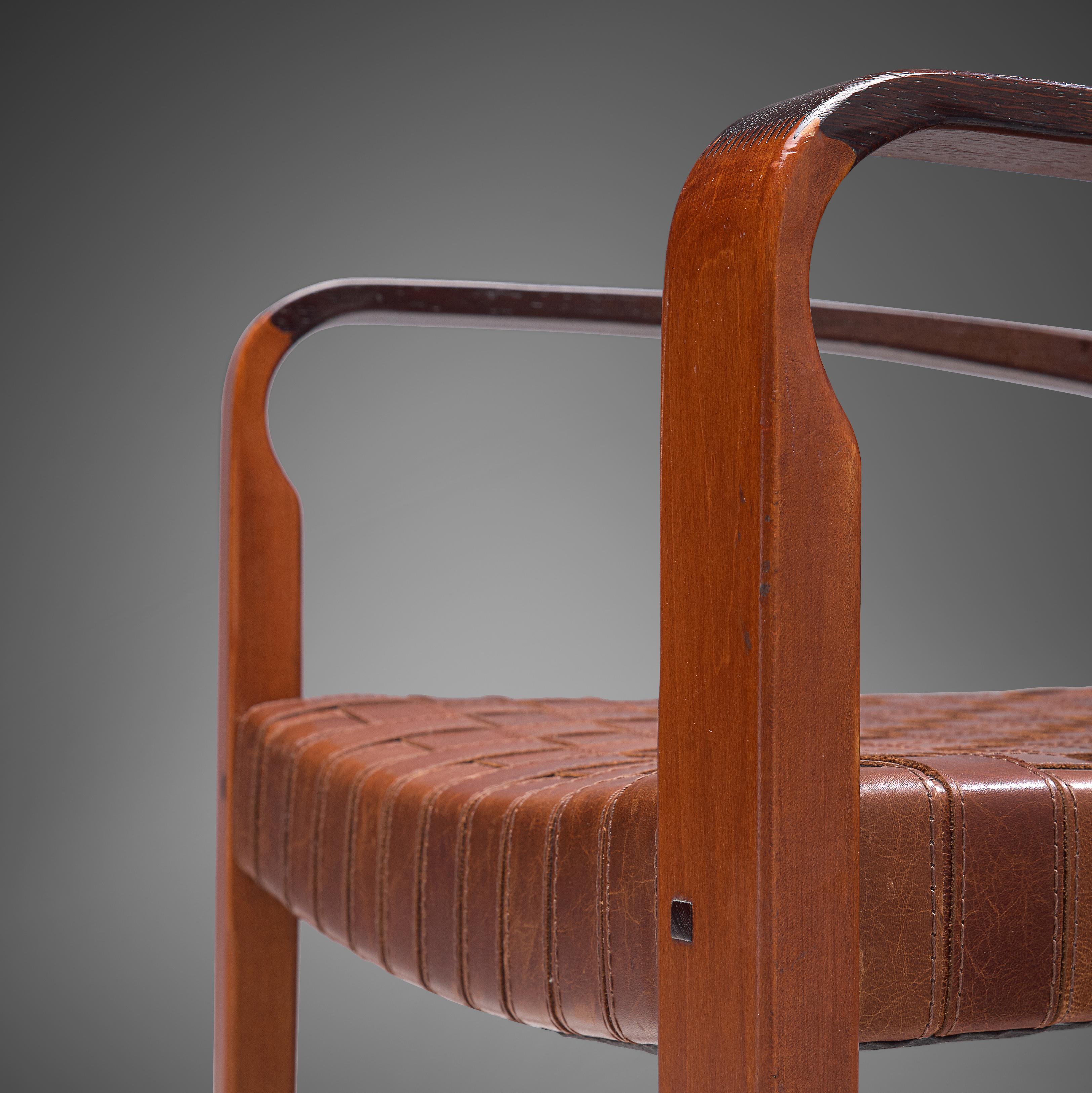 Mid-Century Modern Paire de fauteuils belges en cuir et chêne en vente