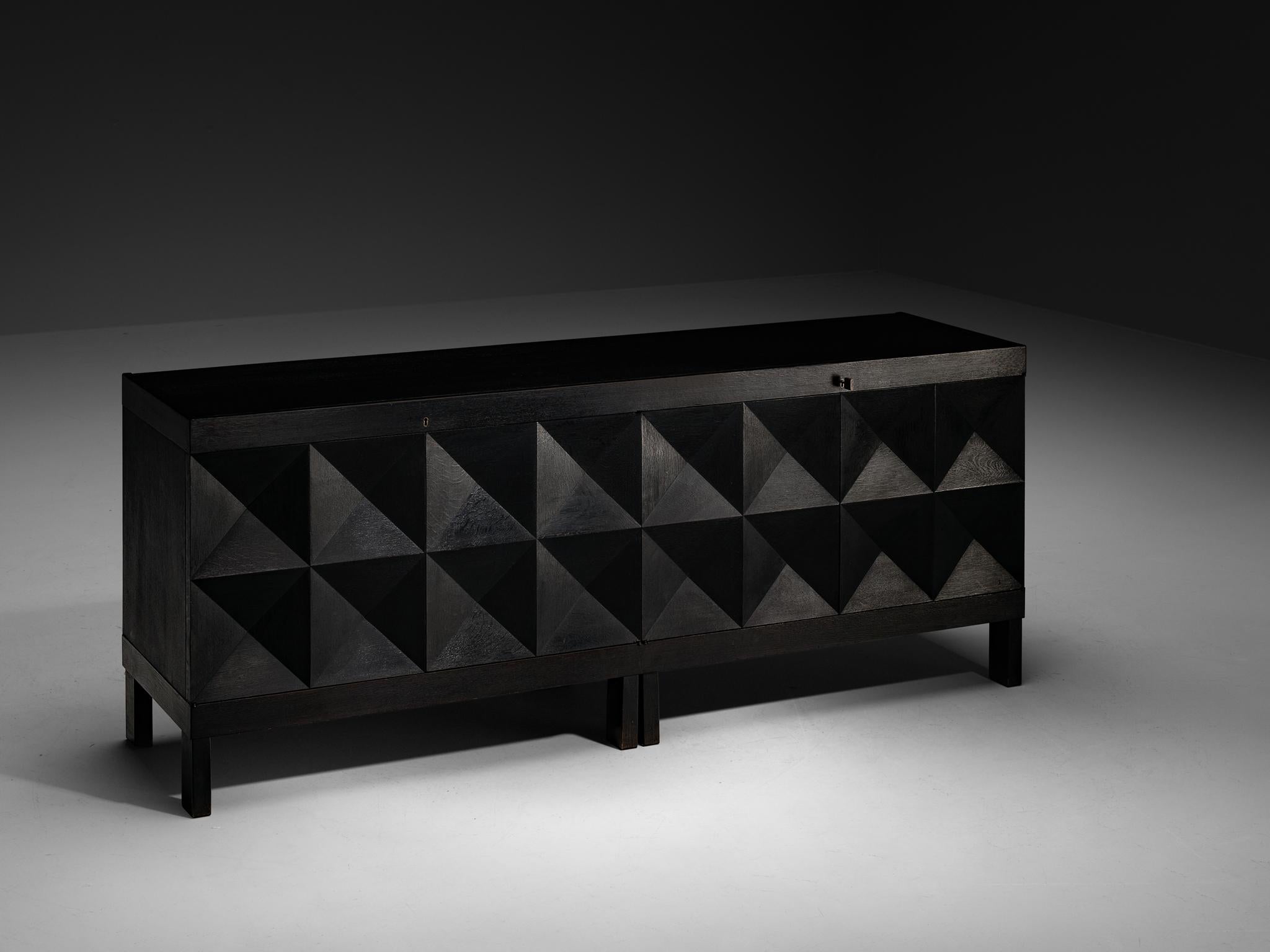 Sideboard, Eiche lackiert, Belgien, 1970er Jahre

Diese belgische Kredenz zeichnet sich durch ein sorgfältig ausgearbeitetes Design aus, das einen klaren Rhythmus und Fluss aufweist, der Harmonie und Gleichgewicht ausstrahlt. Die geschnitzte
