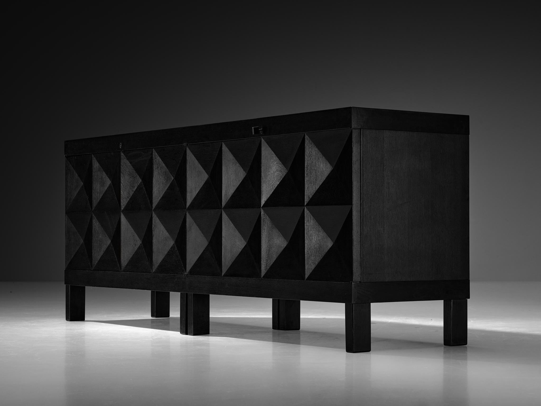 Belgisches Sideboard aus schwarz lackierter Eiche mit grafischen Türen (Brutalismus) im Angebot
