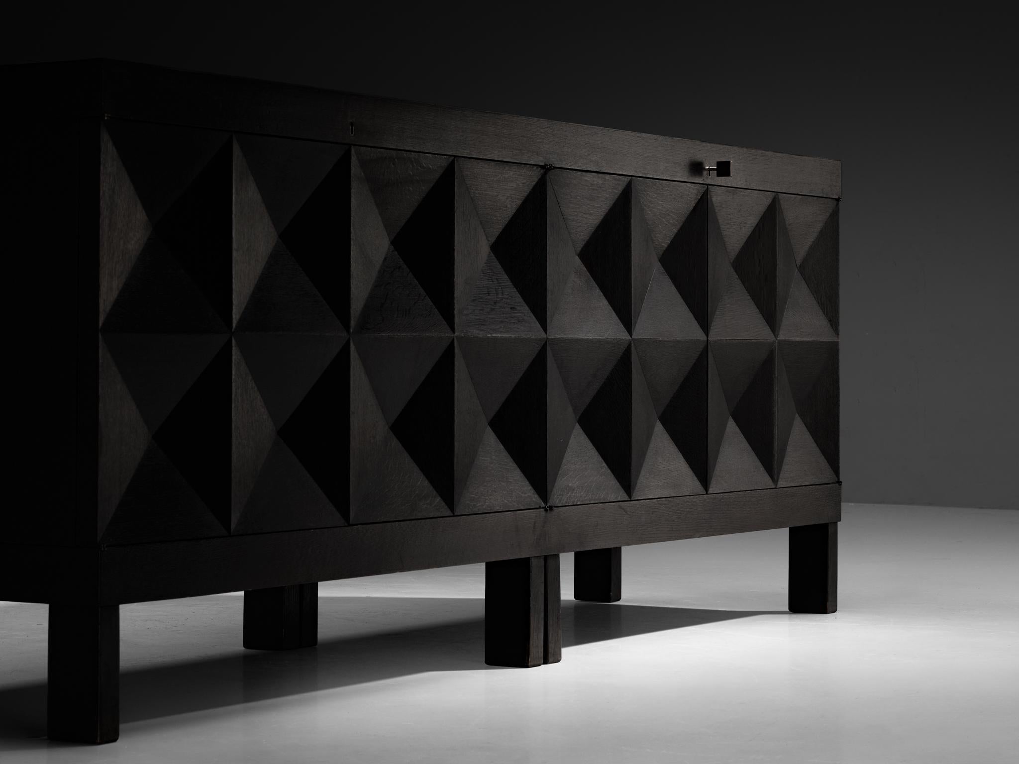 Belgisches Sideboard aus schwarz lackierter Eiche mit grafischen Türen im Zustand „Gut“ im Angebot in Waalwijk, NL