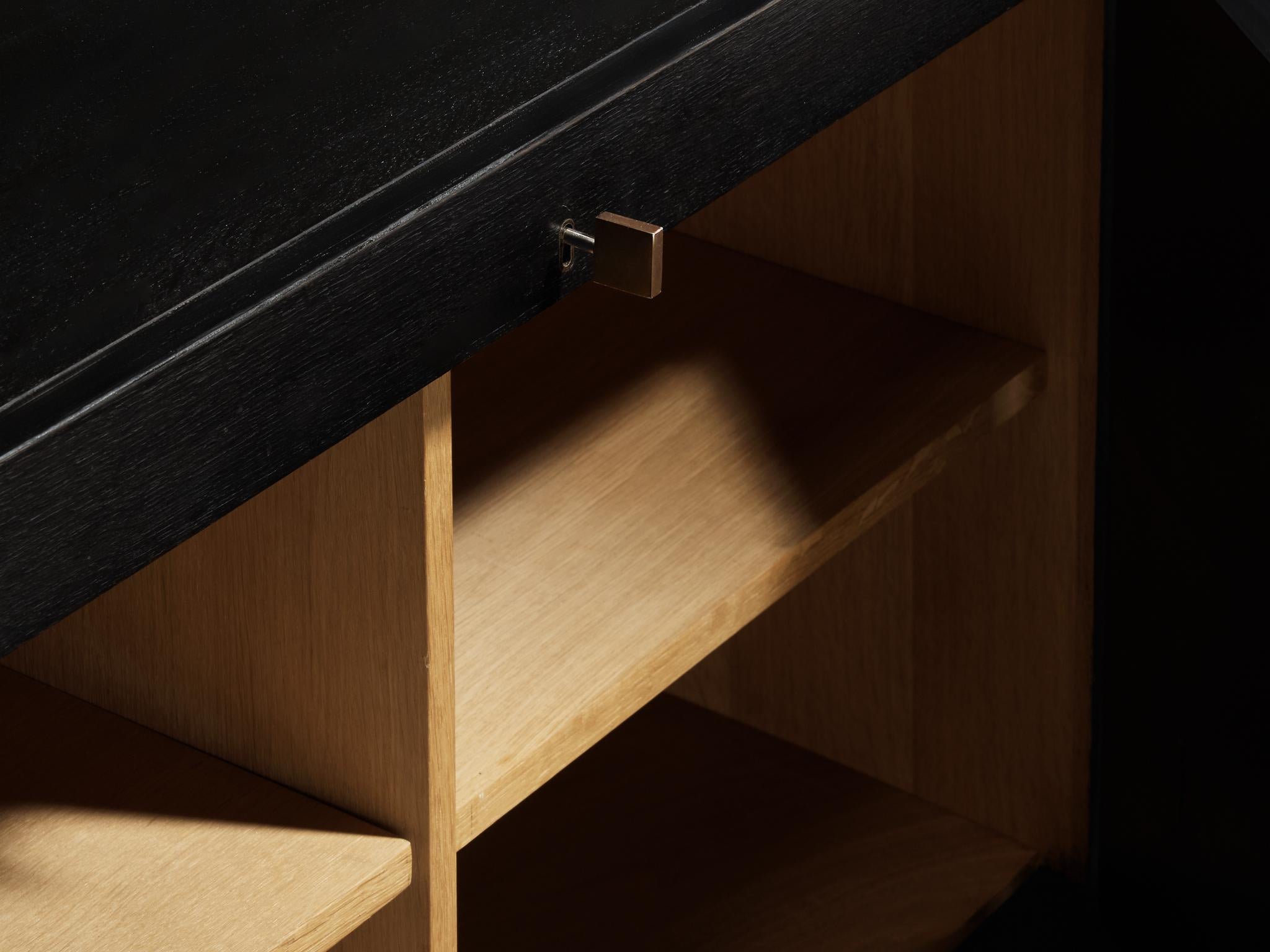 Belgisches Sideboard aus schwarz lackierter Eiche mit grafischen Türen (Ende des 20. Jahrhunderts) im Angebot