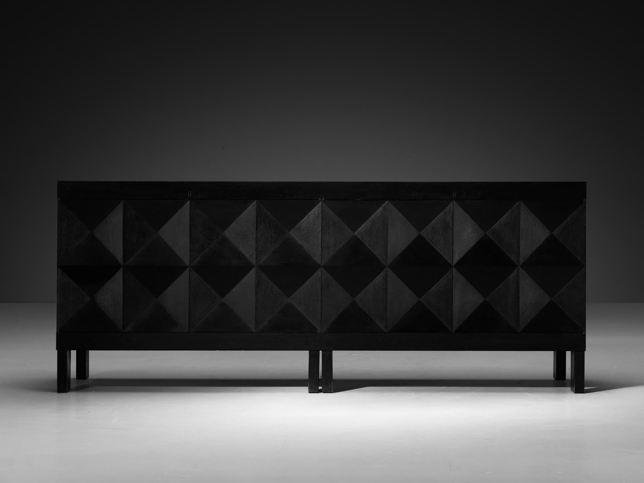 Belgisches Sideboard aus schwarz lackierter Eiche mit grafischen Türen (Eichenholz) im Angebot