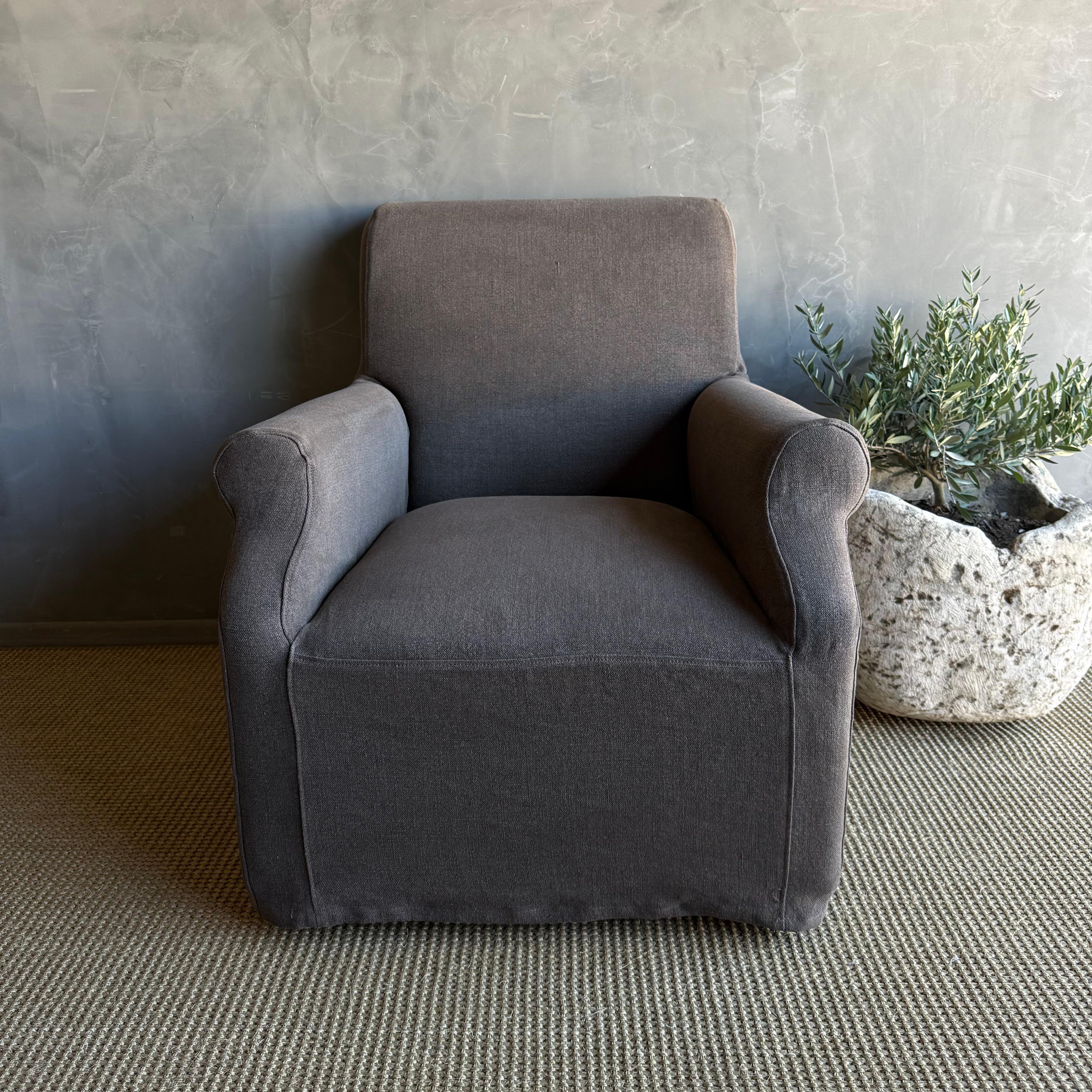 Voici la chaise d'appoint Ans Belgian Linen Slip Covered, exsudant le style européen classique avec son design élégant. Fabriqué en luxueux lin belge, ce fauteuil d'appoint est doté d'une housse amovible pour un nettoyage facile, garantissant une