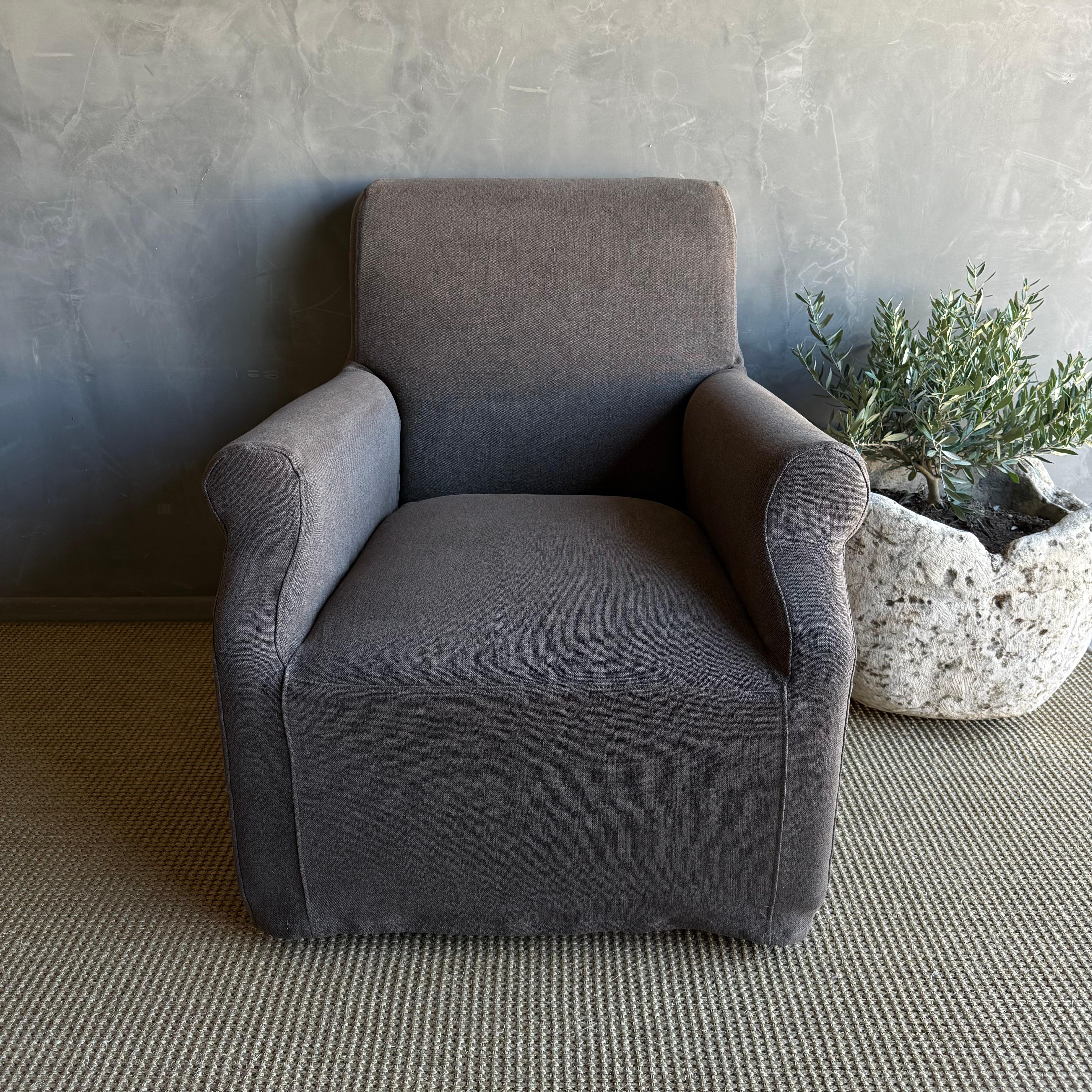 Chaise couverte en lin lavé à la pierre belge - Café Noir Neuf - En vente à Old Town Orange, CA