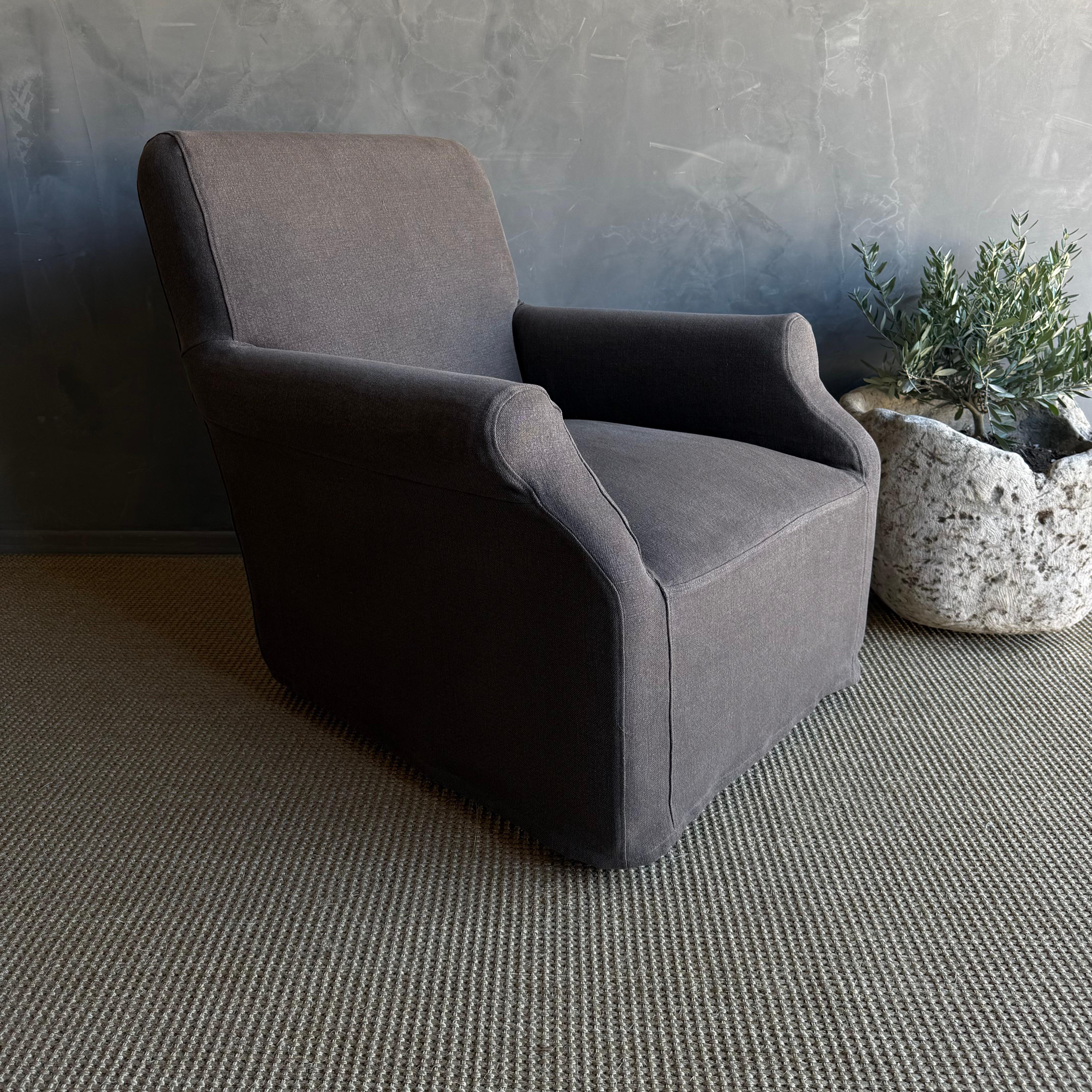 XXIe siècle et contemporain Chaise couverte en lin lavé à la pierre belge - Café Noir en vente