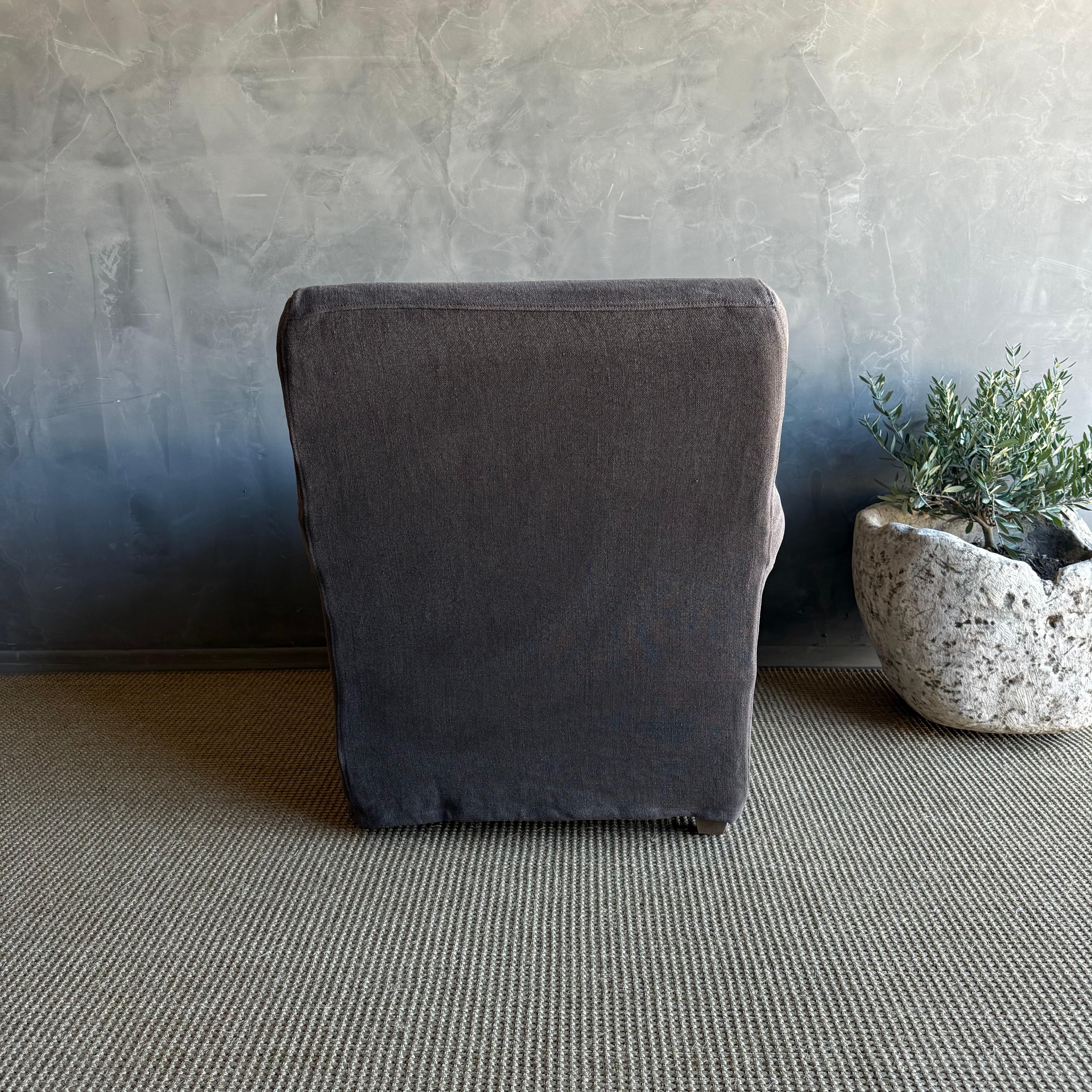 Chaise couverte en lin lavé à la pierre belge - Café Noir en vente 1