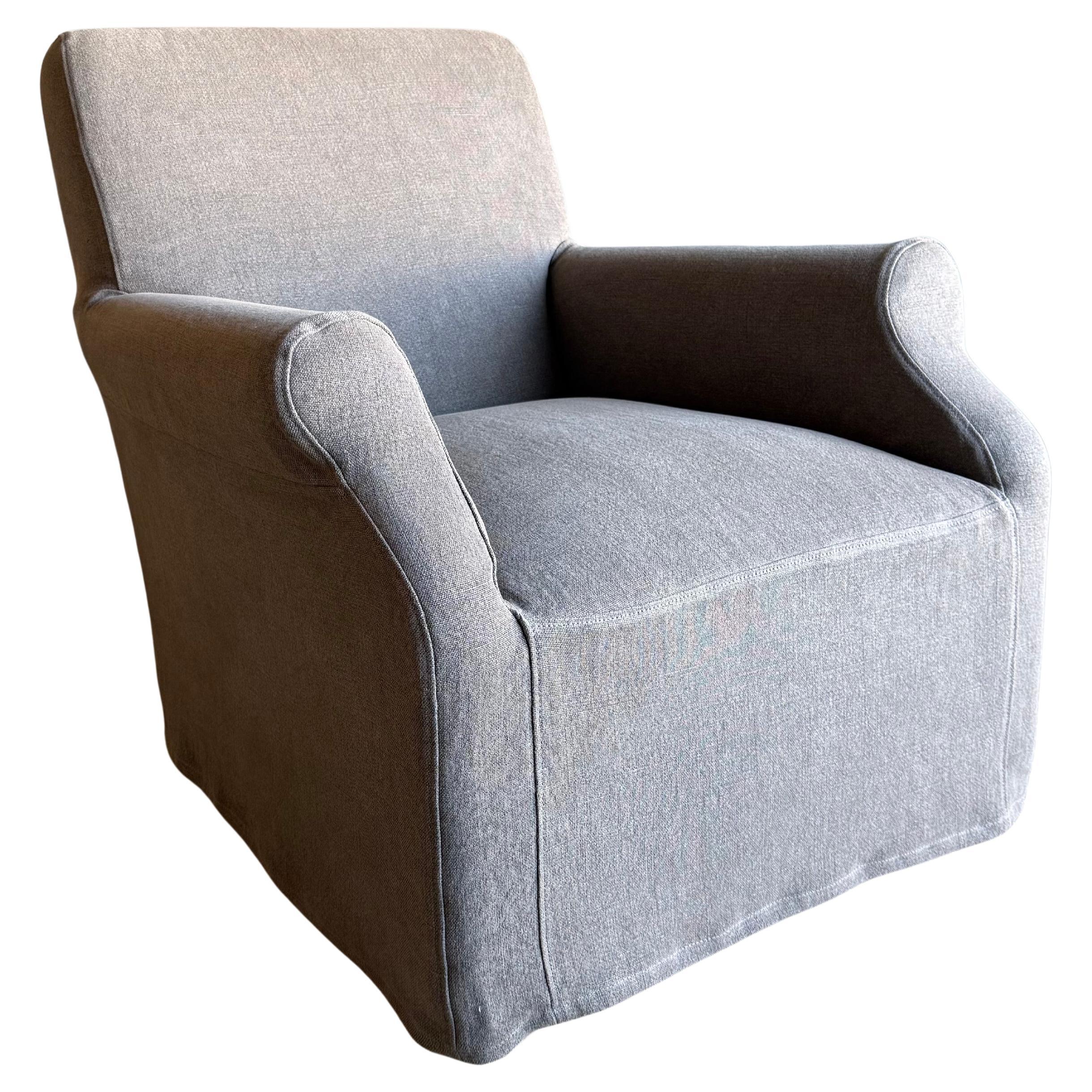 Voici la chaise d'appoint Ans Belgian Linen Slip Covered, exsudant le style européen classique avec son design élégant. Fabriqué en luxueux lin belge, ce fauteuil d'appoint est doté d'une housse amovible pour un nettoyage facile, garantissant une