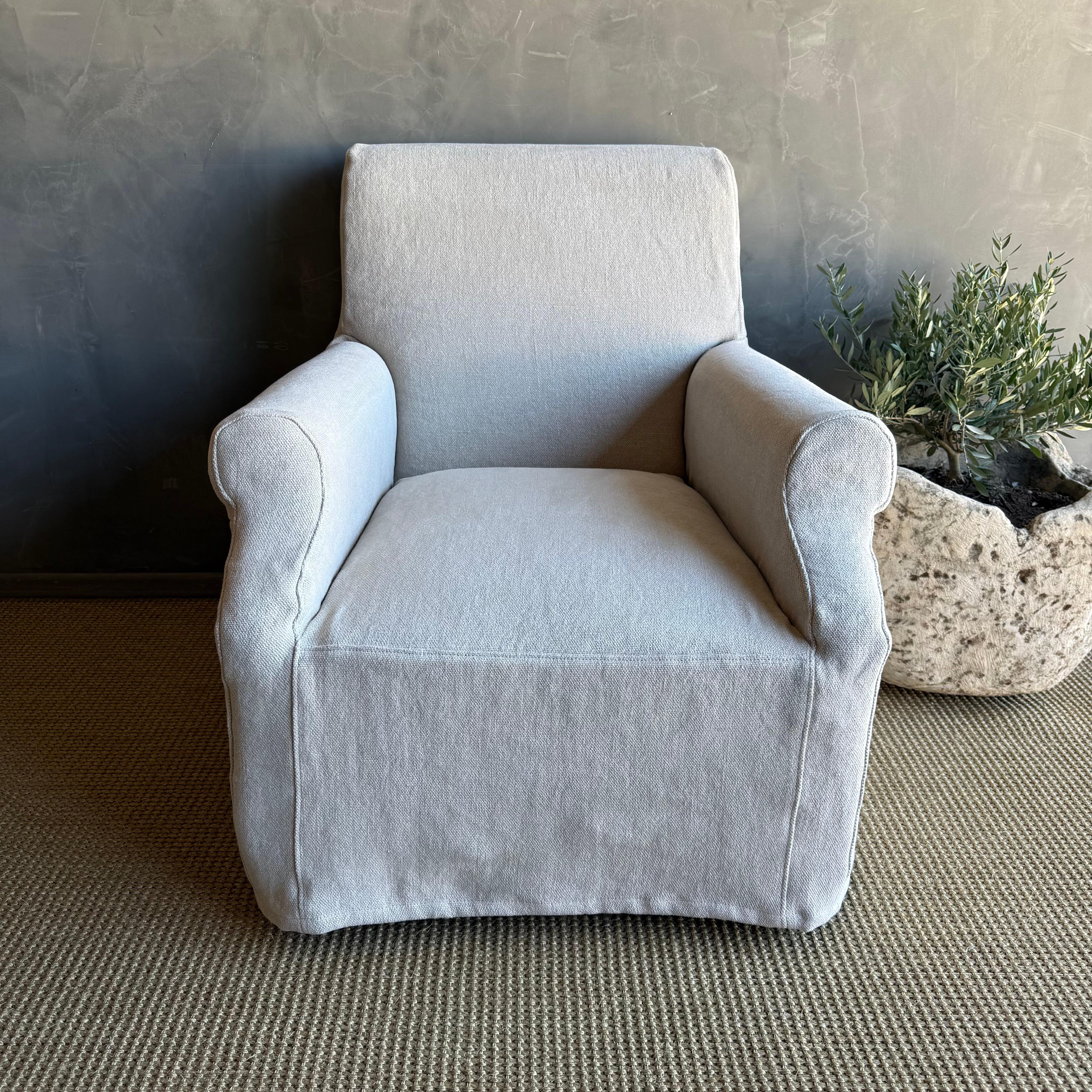 Voici la chaise d'appoint Ans Belgian Linen Slip Covered, exsudant le style européen classique avec son design élégant. Fabriqué en luxueux lin belge, ce fauteuil d'appoint est doté d'une housse amovible pour un nettoyage facile, garantissant une