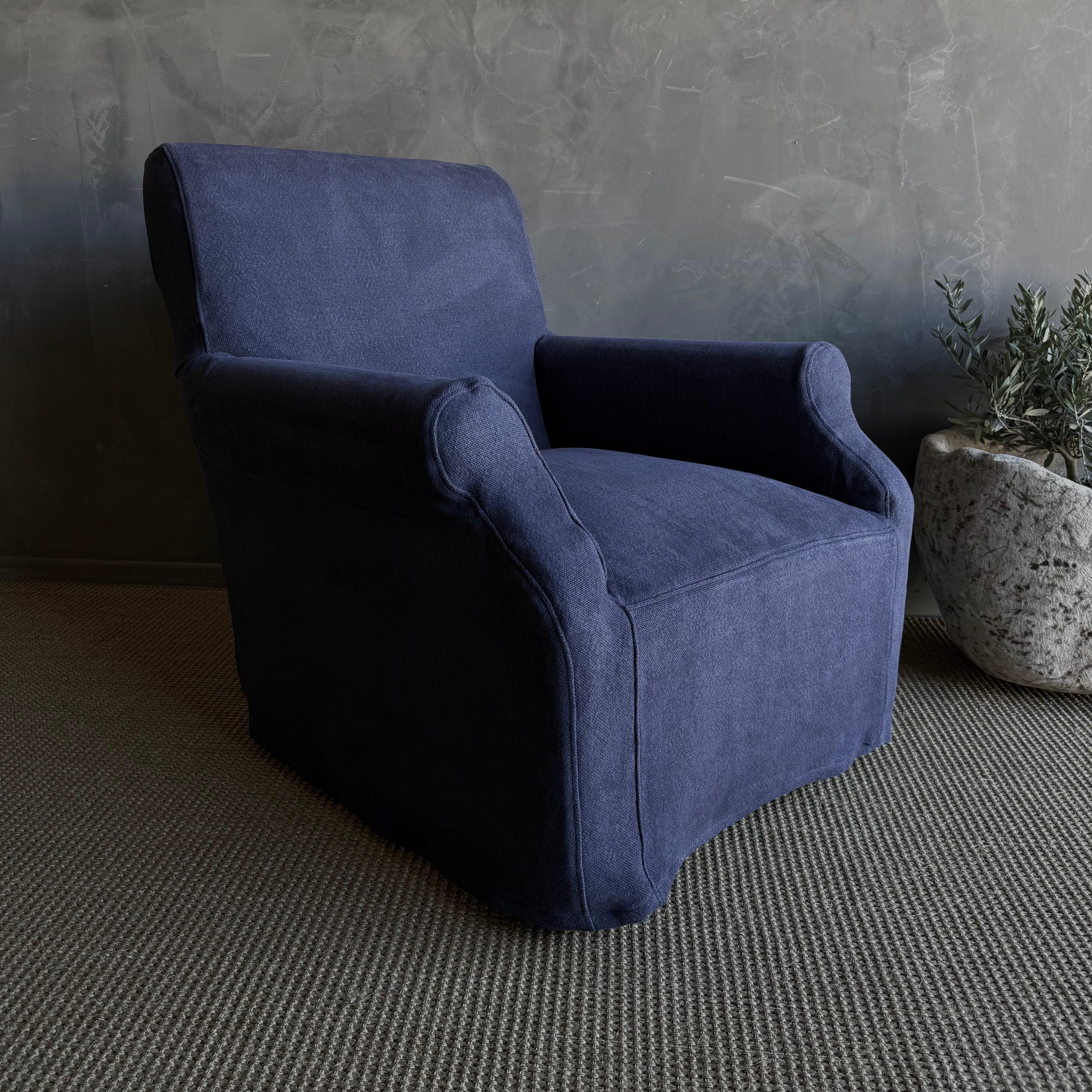 Wir stellen den Ans Belgian Linen Slip Covered Accent Chair vor, der mit seinem eleganten Design klassischen europäischen Stil ausstrahlt. Der aus luxuriösem belgischem Leinen gefertigte Akzentsessel verfügt über einen abnehmbaren Bezug, der sich