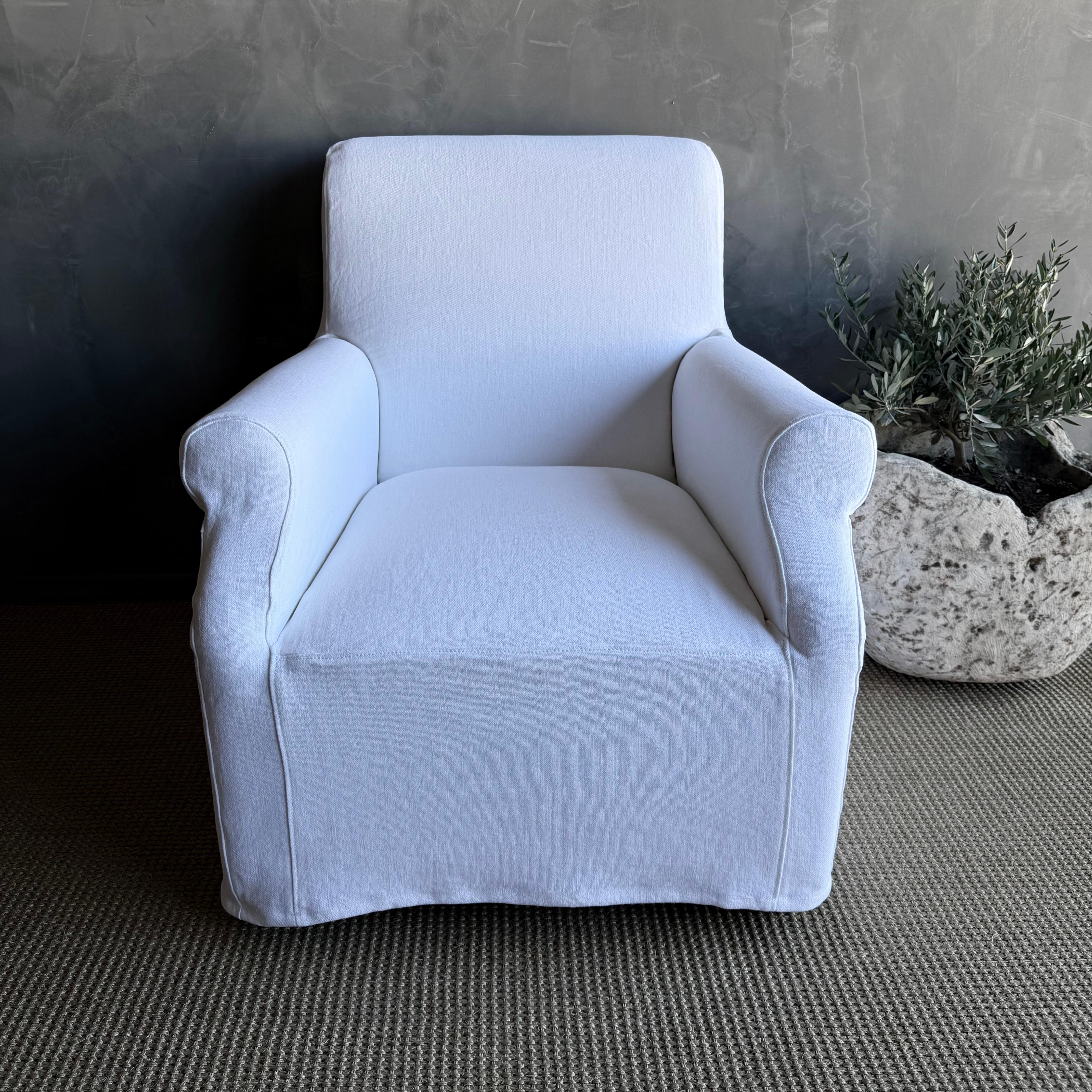 Ti presentiamo la sedia da salotto Ans Belgian Linen Slip Covered, che emana uno stile classico europeo grazie al suo design elegante. Realizzata in lussuoso lino belga, questa sedia d'accento è dotata di un rivestimento sfoderabile per una facile