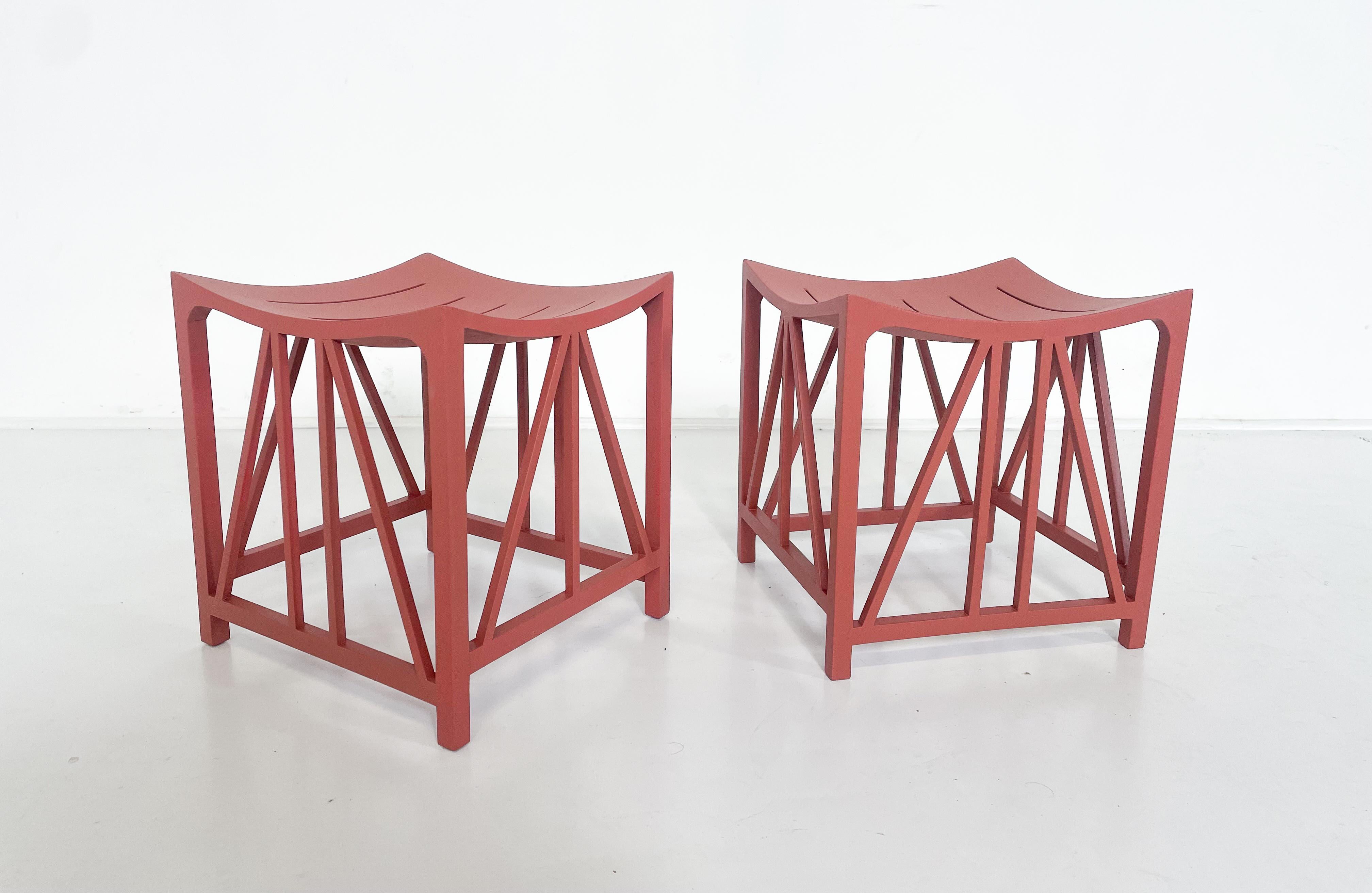 Belgischer Hocker Modell „Toutankhamon“, rot, 2 Stück verfügbar im Zustand „Gut“ im Angebot in Brussels, BE