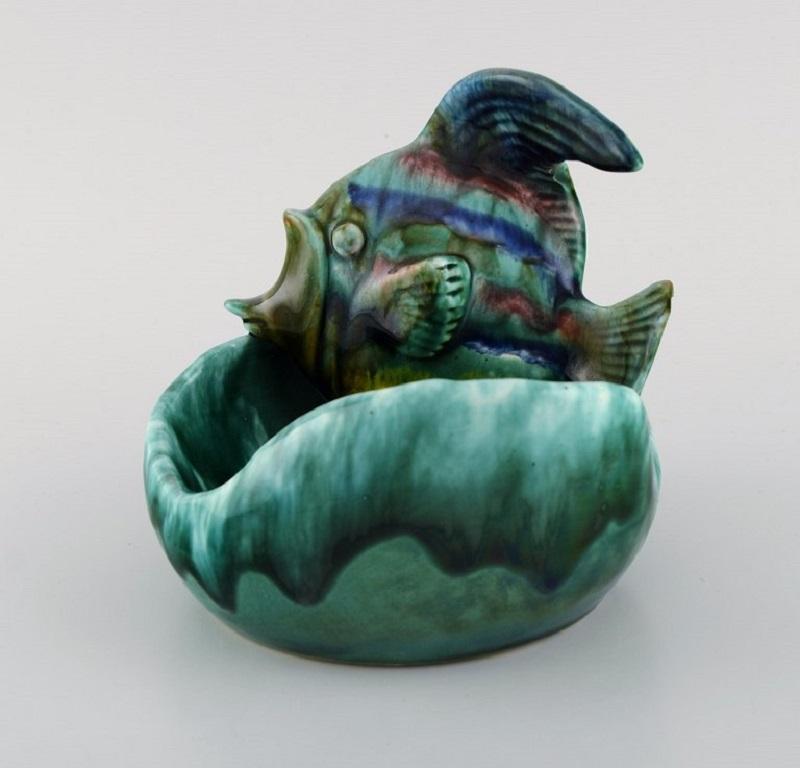 Belgian studio ceramicist. Bowl in glazed ceramics modelled with fish. Beautiful glaze in shades of blue-green, 1960s-1970s.
Measures: 15 x 15 cm.
In excellent condition.
Stamped.