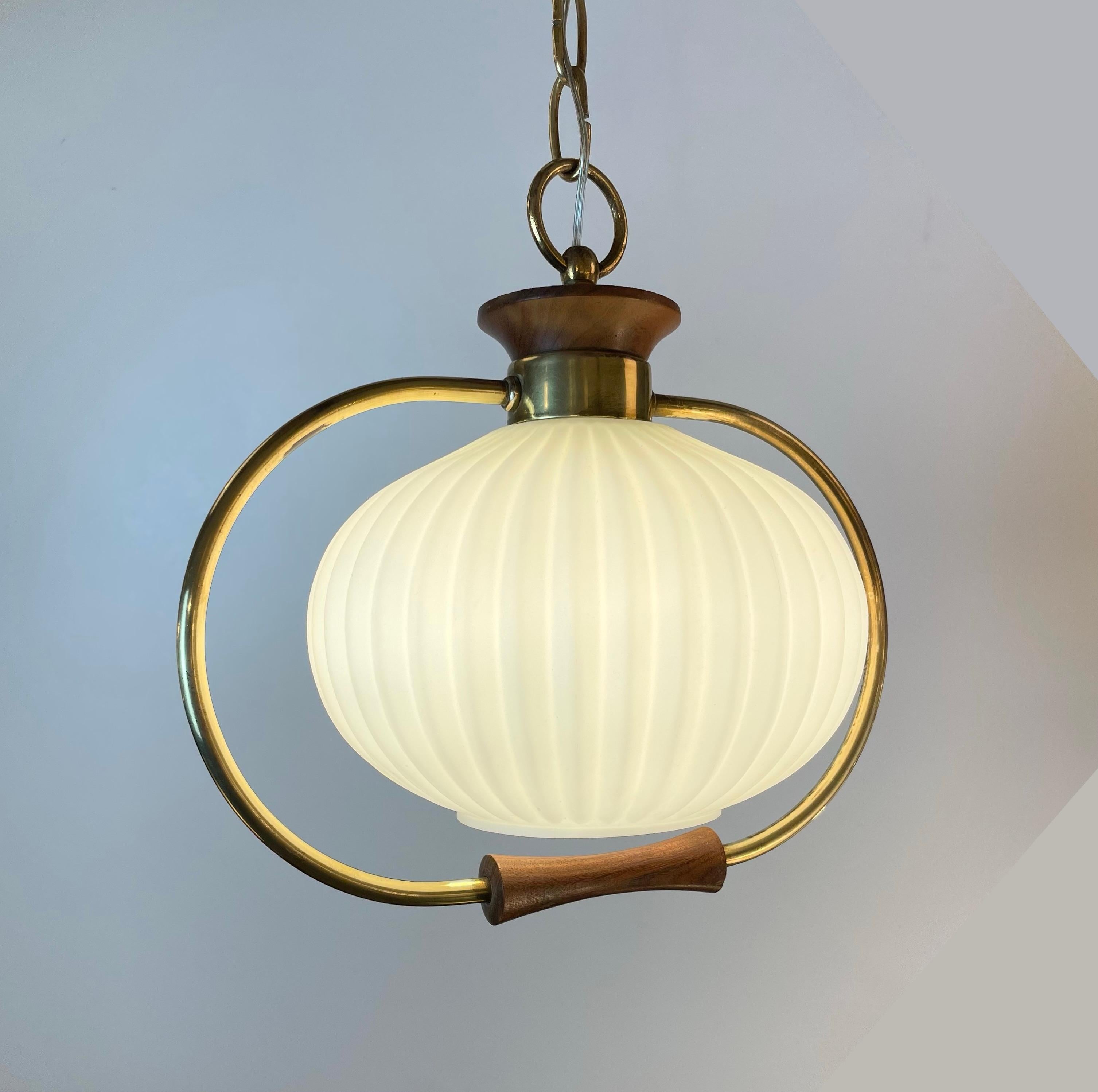 Belgian suspension made of warm wood, brass and opaline lampshade, designed by Massive in the 1960’s.
-
Suspension belge en bois chaleureux, laiton et abat-jour opalin, conçue par Massive dans les années 1960.


Designed by: Massive
Origin: