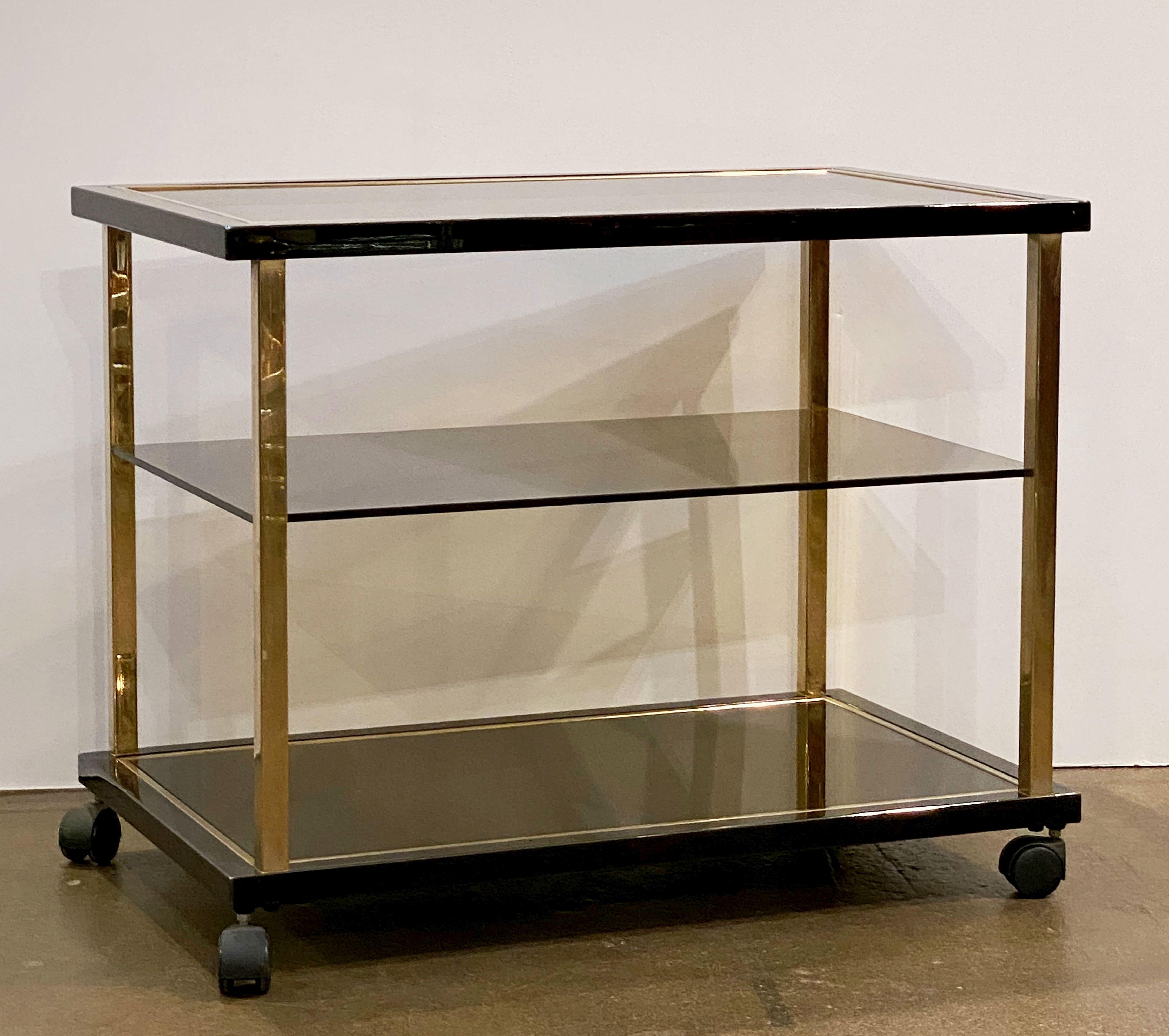 Métal Chariot belge à trois niveaux pour boissons en verre fumé et laiton de Belgo Chrom en vente