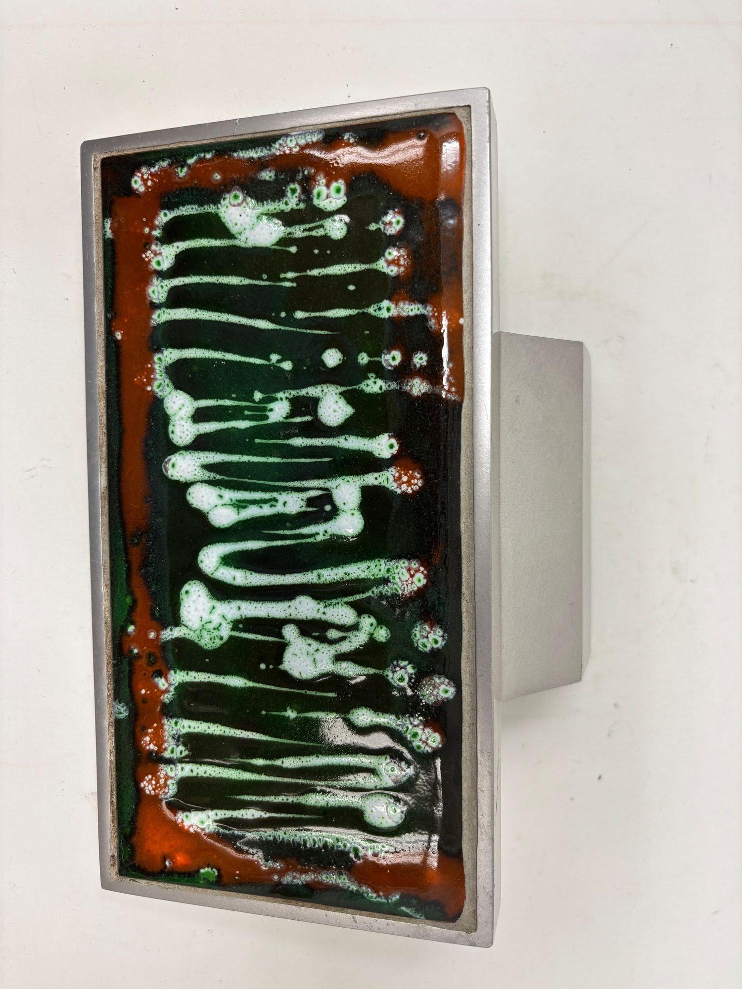 Architectural door pull by Belgian ceramic tile artist Juliette Belarti.
Vintage midcentury Belgian tile faced entry door pull handle.
Great abstract in green,  white snd orange colors handcrafted ceramic door handle rectangular shape on aluminium