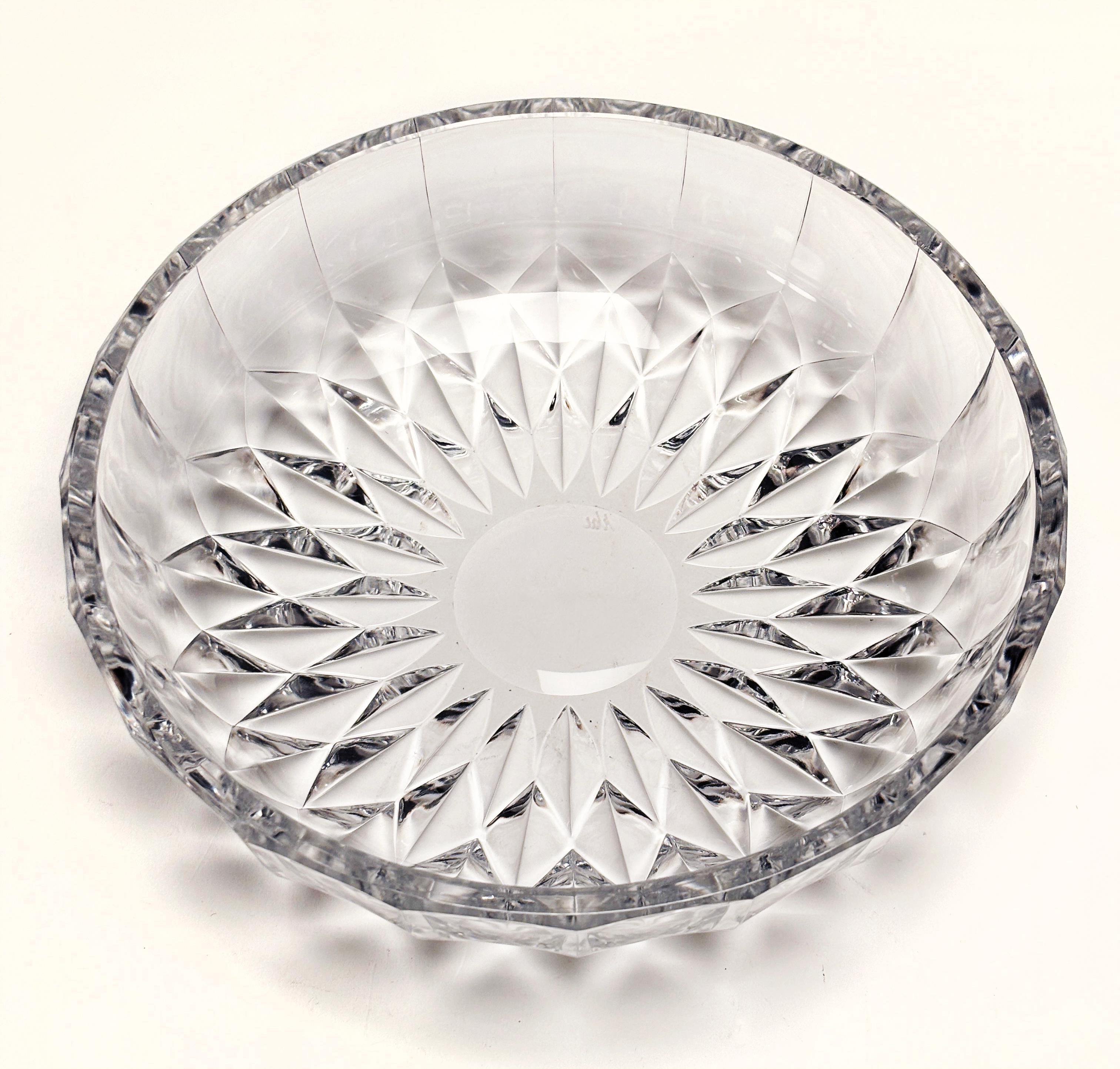 De la mundialmente conocida empresa belga Val St. Lambert, proveedora de las Familias Reales, nos llega este precioso cuenco de cristal belga con diseño de diamantes. En concreto, esta pieza pertenece a la colección 