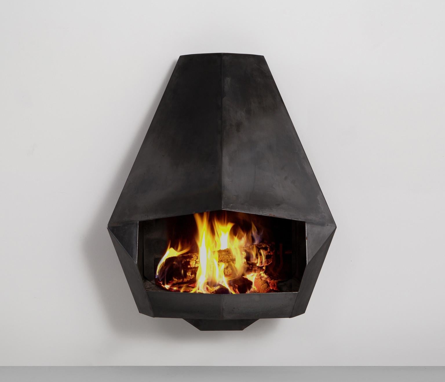 Belgischer wandmontierter moderner Kamin aus Stahlblech (Postmoderne) im Angebot
