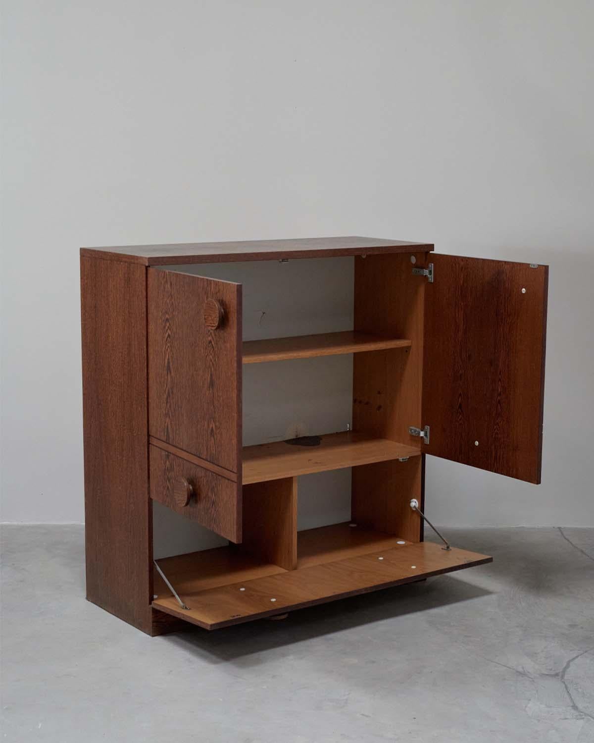 Mid-Century moderno Mobile bar in wengé belga in vendita