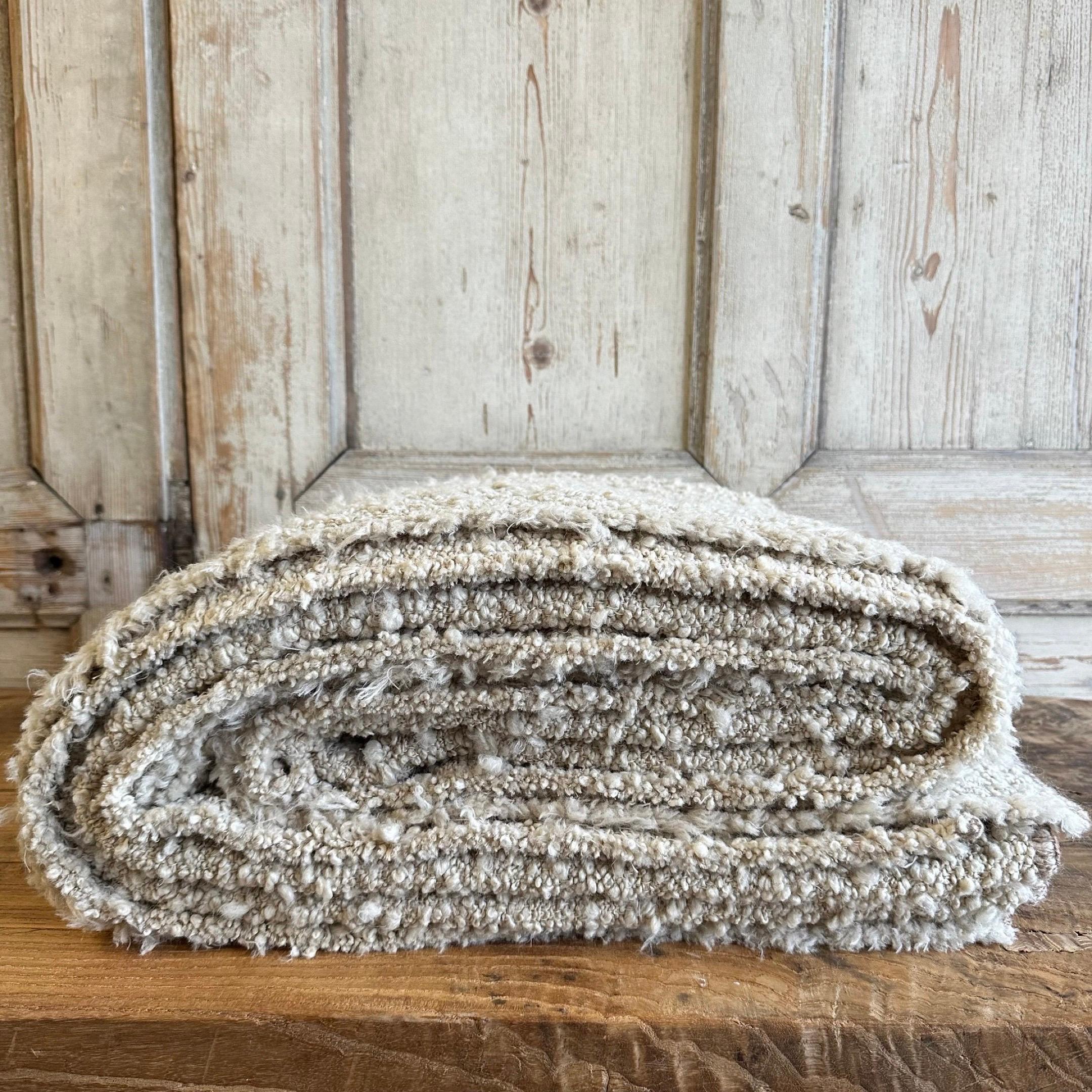 Tissé en Belgique à l'aide de techniques de tissage traditionnelles, Kusama est un jeté de poids lourd qui se caractérise par un fil bouclé doux sur une chaîne en coton. Ce jeté est visuellement magnifique et douillet. 
Couleur : Avoine
Contenu
